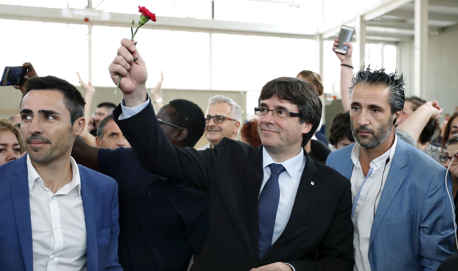 epa06237667 Catalan President, Carles Puigdemont (C), greets sympathizers as he arrives to the Sant Julia de Ramis school in Girona, where he was initially planned to vote, in Catalonia, northeastern Spain, on 01 October 2017. Puigdemont was scheduled to vote in Sant Julia de Ramis but he had to change of polling center at the last moment after the police forces seized the ballot boxes set for the Catalan independence referendum. Meanwhile, National Police officers and Civil guards have been deployed to prevent the people from entering to the polling centers and vote in the Catalan independence referendum, that has been banned by the Spanish Constitutional Court. The police action has provocked clashes between pro-independence people and the police forces.  EPA/Andreu Dalmau