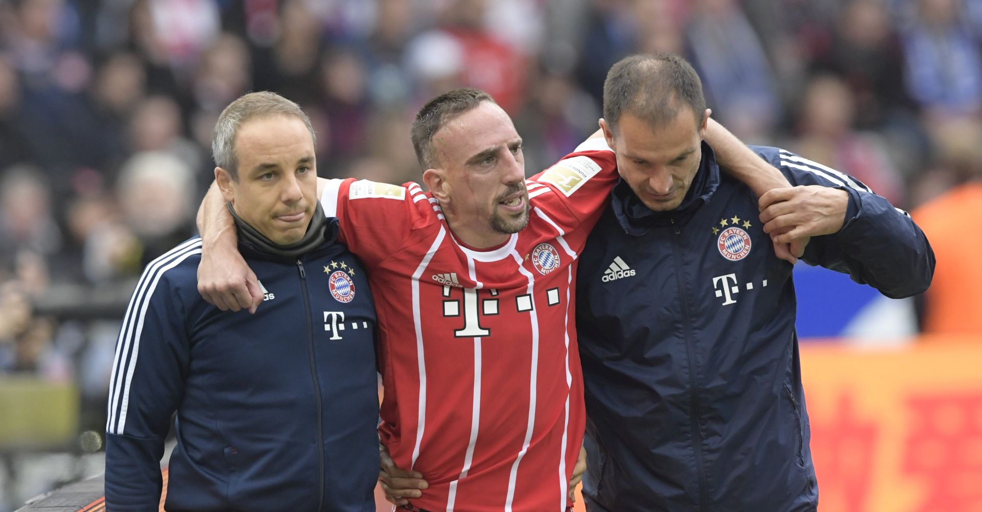 epa06238350 Bayern's Franck Ribery (C) leaves the pitch after being injured during the German Bundesliga soccer match between Hertha BSC and FC Bayern Munich in Berlin, Germany, 01 October 2017.  EPA/CLEMENS BILAN EMBARGO CONDITIONS - ATTENTION: Due to the accreditation guidlines, the DFL only permits the publication and utilisation of up to 15 pictures per match on the internet and in online media during the match.