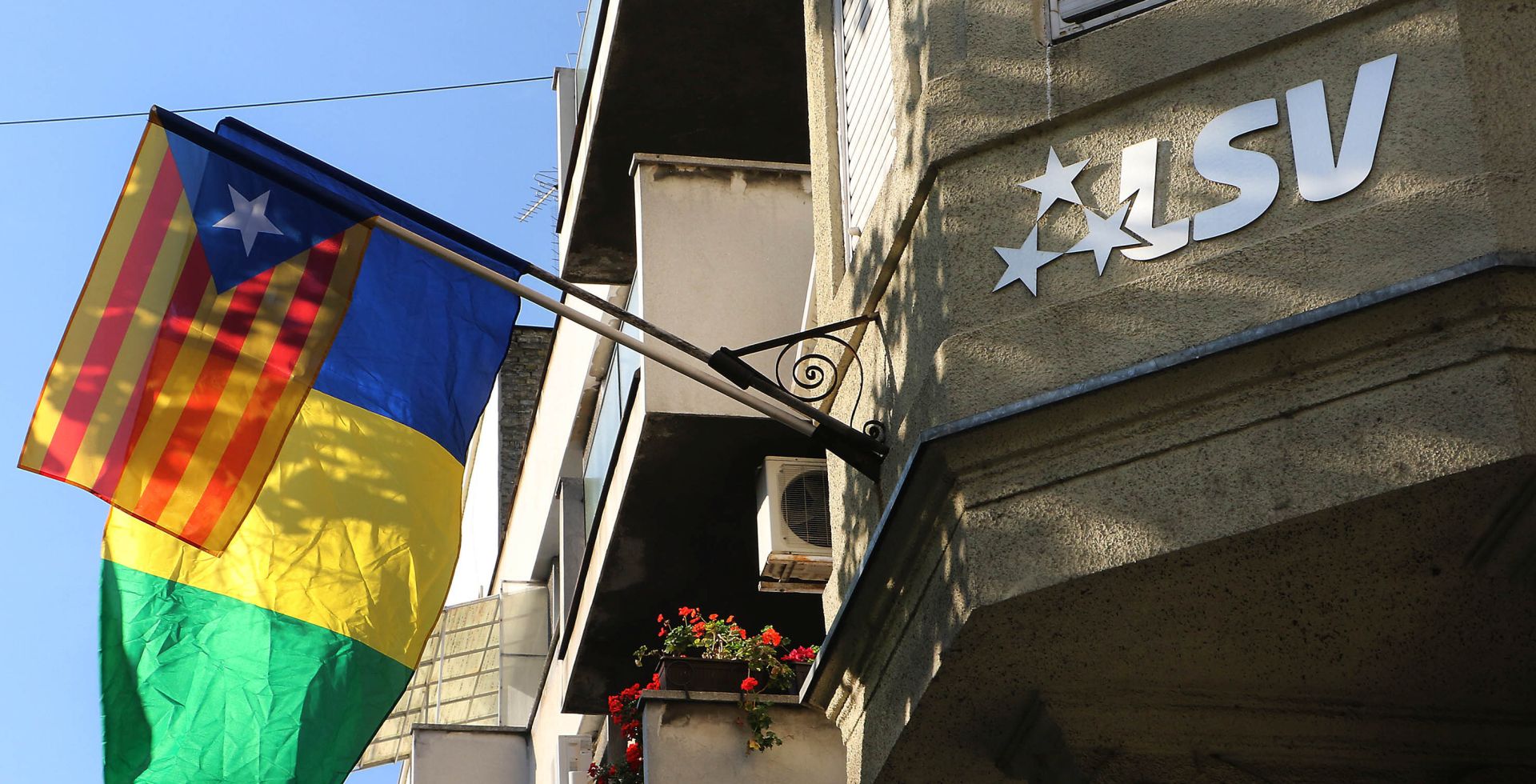 Novi Sad, 1.10.2017 - Na uredima Lige socijaldemokrata Vojvodine (LSV) u desetak gradova pokrajine u nedjelju su izvjeene zastave Katalonije, a pojavili su se i grafiti Vojvodina = Katalonija, u znak potpore graðanima koji u Kataloniji trae neovisnost. Na slici zastave Katalonije izvjeene na sjeditu LSV-a u Novom Sadu.
foto HINA/ TANJUG/ JAROSLAV PAP/ ua