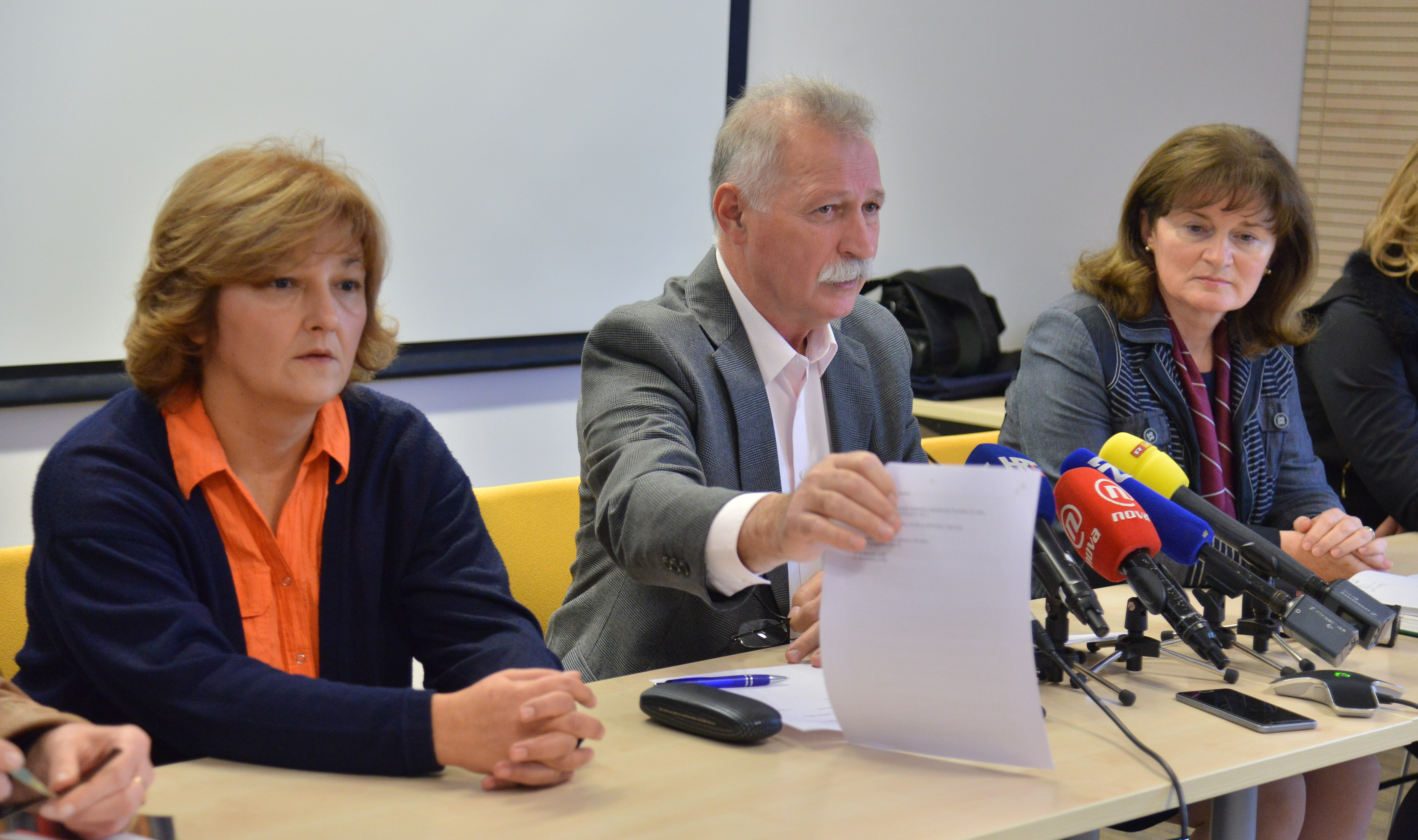 Zagreb, 02.10.2017. - Zajednička konferencija za medije sindikata javnih službi o temi Pred pregovore: plaće u javnom sektoru.Na fotogrfiji Jadranka Ivezić, Branimir Mihalinec, Anica Prašnjak.
foto HINA/ Admir BULJUBAŠIĆ/ abu