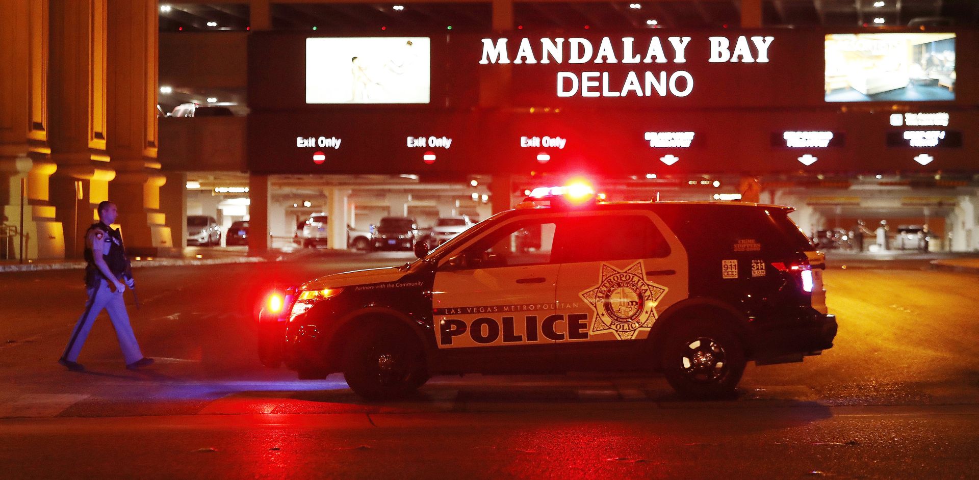 epa06239917 Las Vegas Metropolitan Police outside the Mandalay Bay hotel near the scene of the mass shooting at the Route 91 Harvest festival on Las Vegas Boulevard in Las Vegas, Nevada, USA, 02 October, 2017. Police reports indicate that a gunman firing from an upper floor in the Mandalay Bay hotel killed more than 50 people and injured more than 200 before police he was killed by police.  EPA/PAUL BUCK