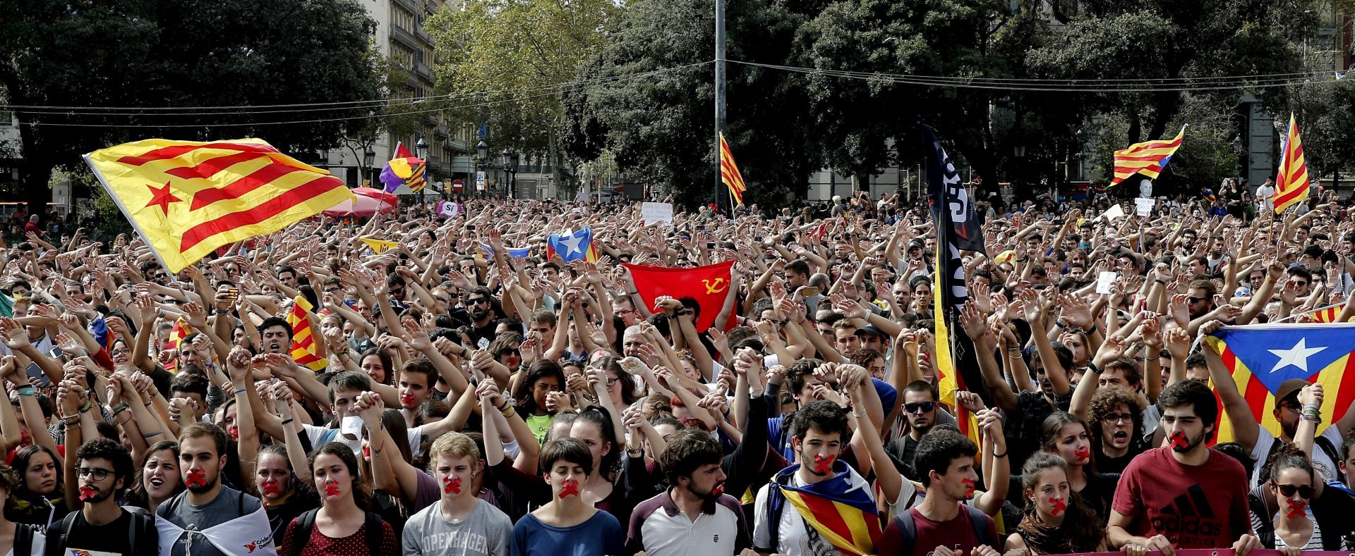 epa06240003 Some 15,000 students take part in a protest against Spanish police forces' actions during the '1-O Referendum' held the previous day, in Barcelona, Spain, 02 October 2017. Catalan President Puigdemont has asked for an 'international mediation' to deal with the current situation in Catalonia and claimed for the 'withdrawal of the police forces' deployed in the region. Catalonia held on 01 October an independence referendum, that was celebrated in spite of it had been banned by the Constitutional Court, ending with clashes between police and pro-independence people. A day after of the illegal referendum, a high tension atmosphere is present between the Catalan Government and the Spanish central Government with an open door to a possible unilateral declaration of independence by the Catalan Government.  EPA/JUAN CARLOS CARDENAS