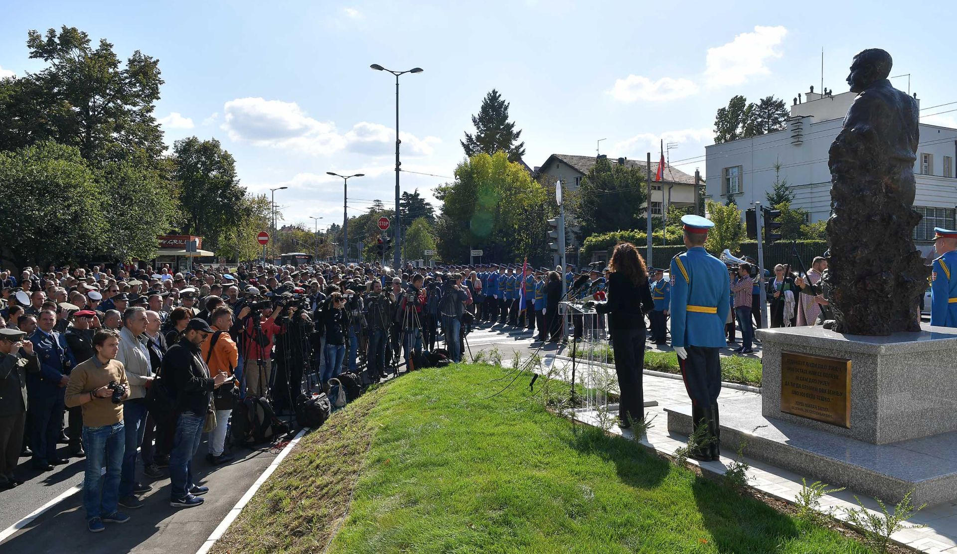 Zagreb, 02.10.2017 - Ministarstvo vanjskih i europskih poslova u ponedjeljak je izrazilo otar prosvjed veleposlanici Republike Srbije u Zagrebu Miri Nikoliæ povodom prolotjednog otkrivanja spomenika Milanu Tepiæu, majoru JNA koji je 1991. raznio skladite oruja u Bjelovaru, priopæeno je iz ministarstva. Na arhivskoj fotografiji od 29.09.2017 srpski ministar obrane Aleksandar Vulin, ministar za rad i zapoljavanje Zoran Ðorðeviæ otkrili su spomenik.
foto HINA/ Ministarstvo obrane Srbije/ Jovo Mamula/ ds