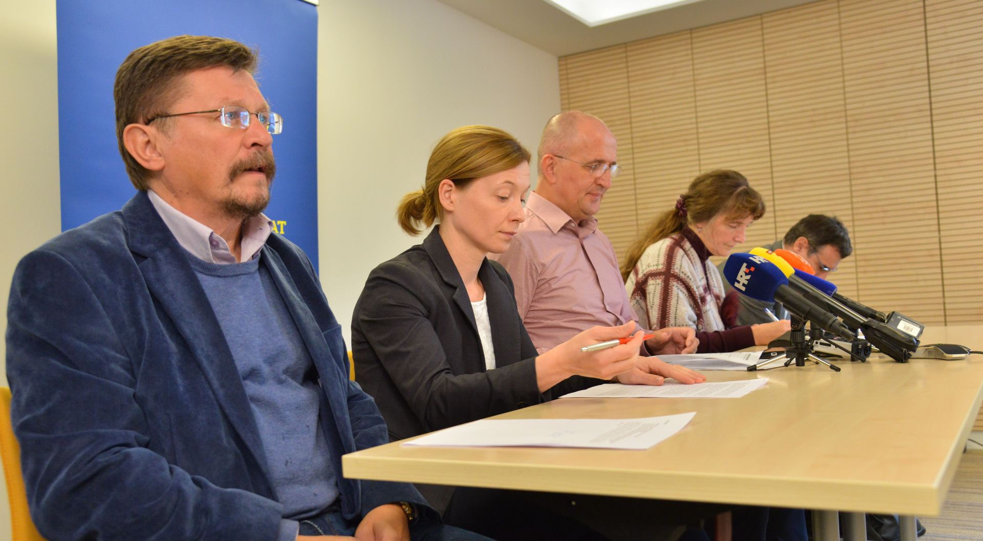 Zagreb, 03.10.2017. - Konferencija za medije Nezavisnog sindikata znanosti i visokog obrazovanja o temi "Hrvatski studiji pred gašenjem?", na kojoj je bilo riječi o tome jesu li Hrvatski studiji pod vodstvom rektora Damira Borasa i njegovog prorektora Ante Čovića na sigurnom putu prema gašenju u prosincu ove godine. Na fotografiji Vilim Ribić, Ana Petošić, predsjednik Sindikata Igor Radeka,  Vesnica Garašić, Tomislav Janović.
foto HINA/ Admir BULJUBAŠIĆ/ abu