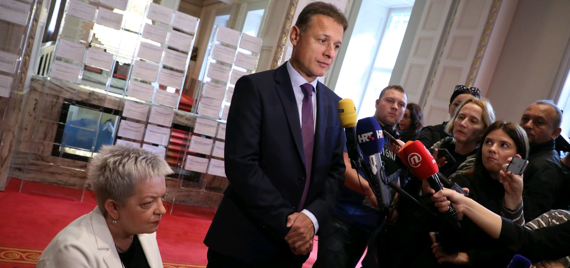 Zagreb, 04.10.2017. - Sjednica Hrvatskoga sabora od danas se prevodi na hrvatski znakovni jezik gluhih osoba. Tim povodom su izjave za medije dali predsjednik Sabora Gordan Jandrokoviæ i saborska zastupnica Ljubica Lukaèiæ. Na fotografiji Ljubica Lukaèiæ, Gordan Jandrokoviæ.
foto HINA/ Lana SLIVAR DOMINIÆ/ lsd