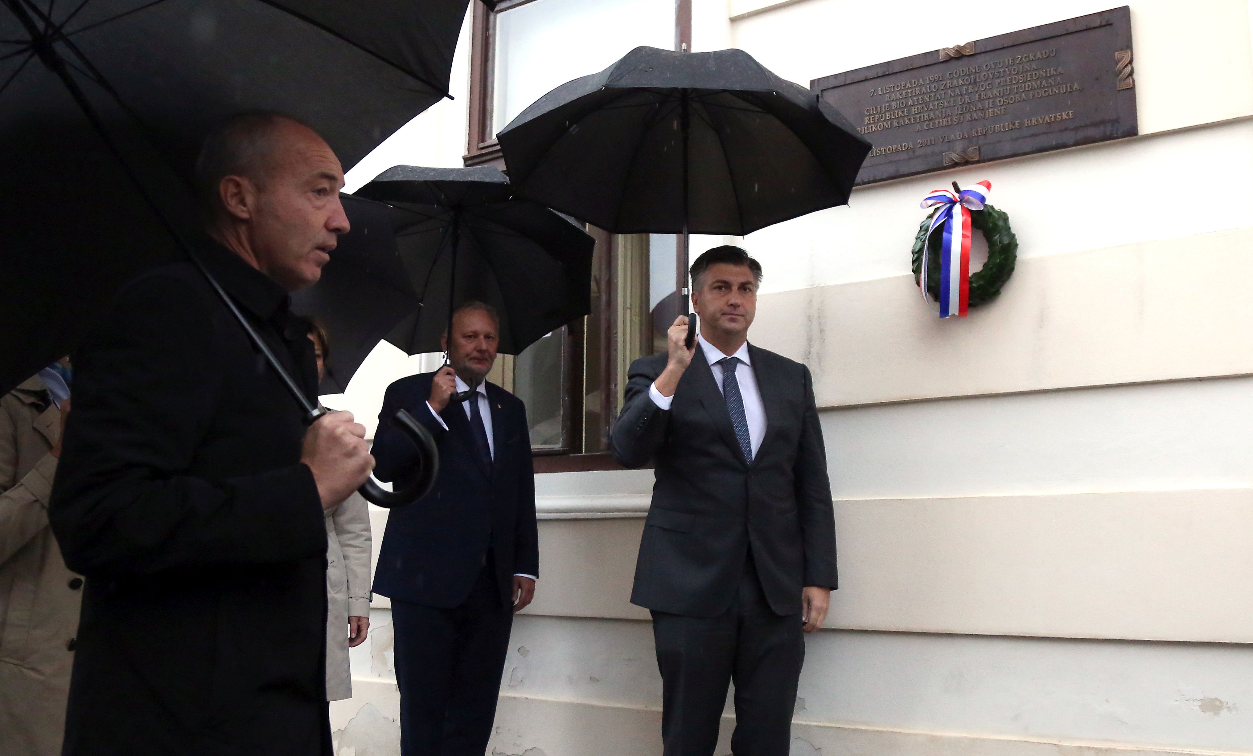 Zagreb, 06.10.2017 - U povodu 26. obljetnice raketiranja Banskih dvora, predsjednik Vlade Republike Hrvatske Andrej Plenkoviæ poloio je lovorov vijenac na spomen-ploèu na zgradi Vlade Republike Hrvatske. Uz predsjednika Vlade bili su  potpredsjednica Vlade i ministrica gospodarstva, poduzetnitva i obrta Martina Daliæ, potpredsjednica Vlade i ministrica vanjskih i europskih poslova Marija Pejèinoviæ Buriæ, potpredsjednik Vlade i ministar obrane Damir Krstièeviæ, ministar unutarnjih poslova Davor Boinoviæ i dravna tajnica u Ministarstvu vanjskih i europskih poslova Zdravka Buiæ.
foto HINA/ Denis CERIÆ /dc