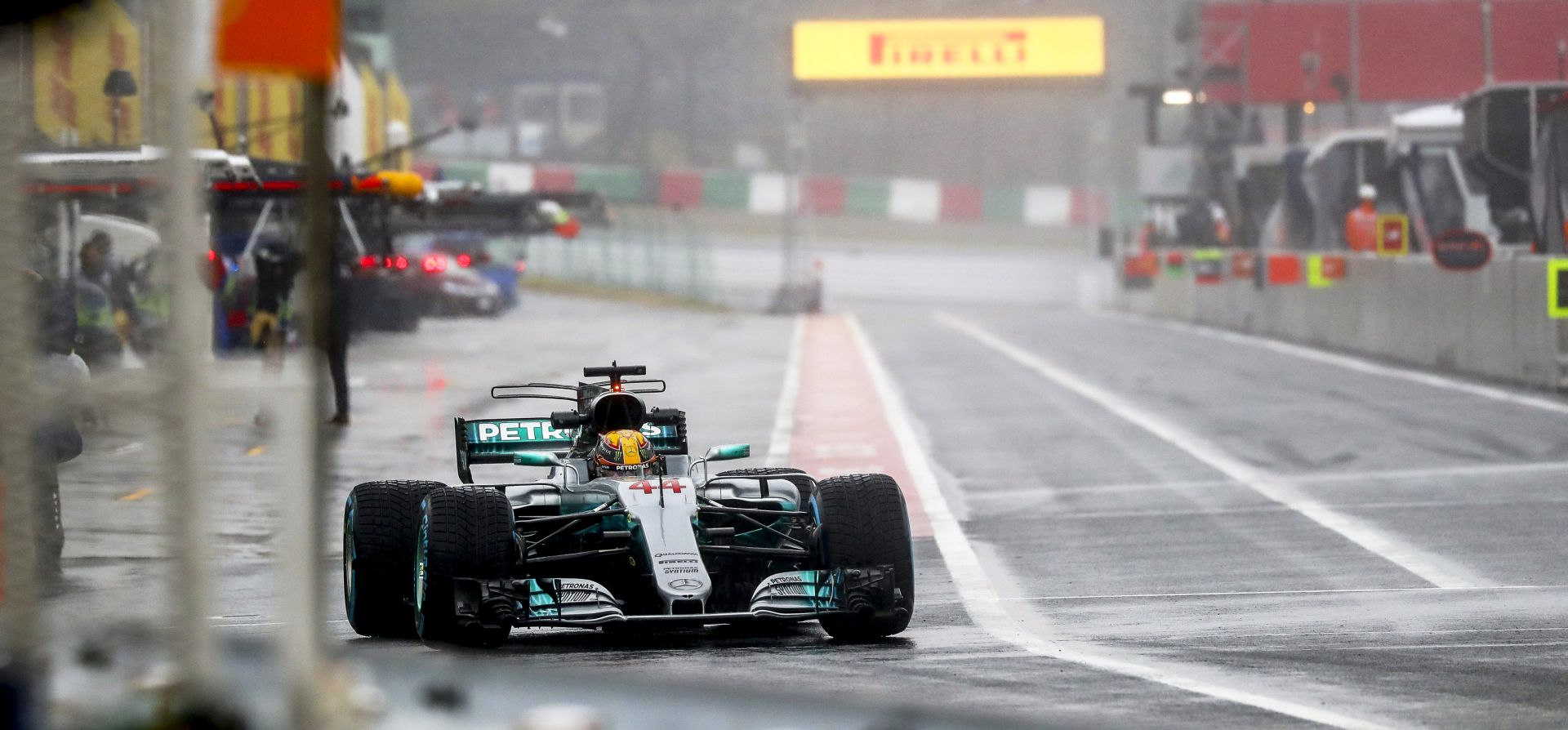 epa06247729 British Formula One driver Lewis Hamilton of Mercedes AMG GP in action during the second practice session of the Japanese Formula One Grand Prix at the Suzuka Circuit in Suzuka, central Japan, 06 October 2017. The Japanese Formula One Grand Prix will take place on 08 October 2017.  EPA/DIEGO AZUBEL