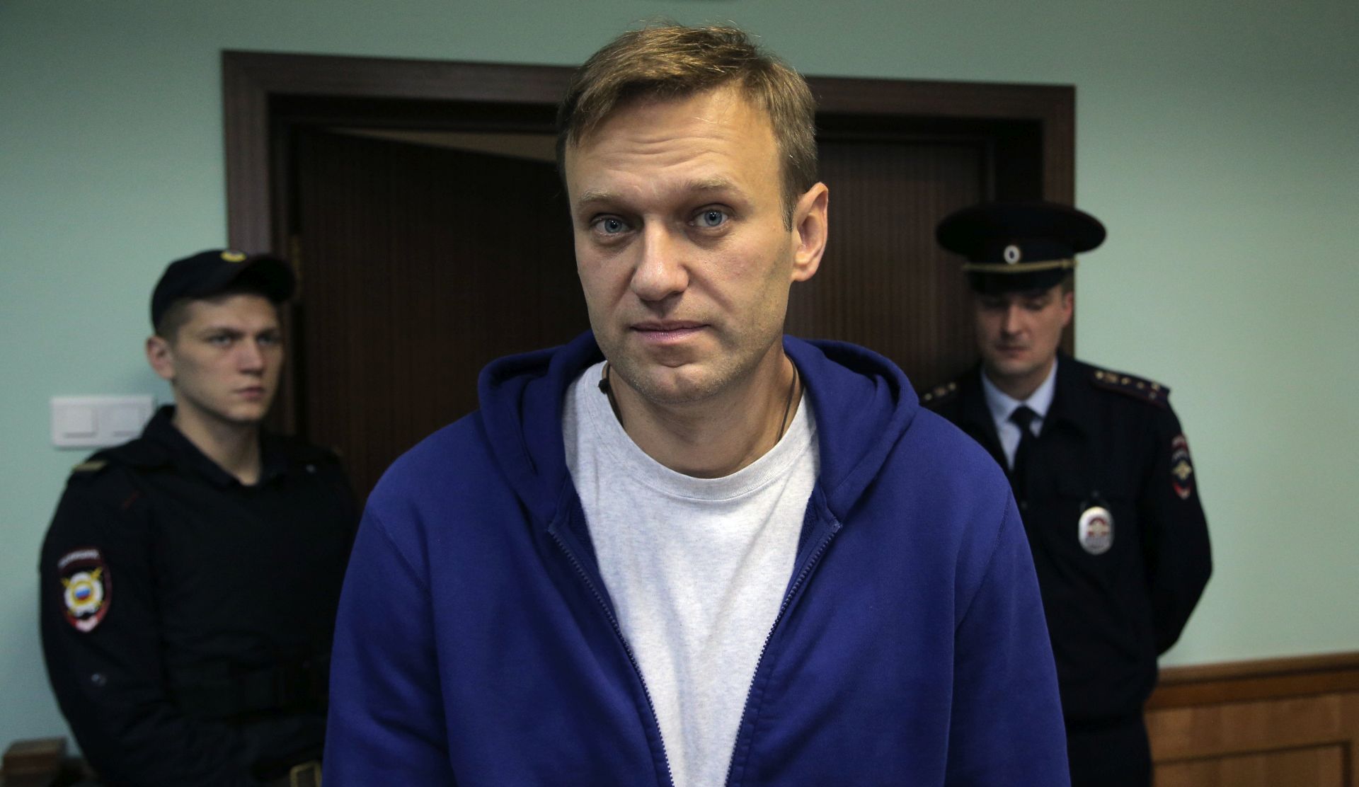 epa06248256 Russian opposition leader and anti-corruption blogger Alexei Navalny (front) during a break in the hearing at the Moscow city court in Moscow, Russia, 06 October 2017. The court considers Navalny's appeal against his 20-days in jail sentence for numerous violating law on organization of rallies.  EPA/MAXIM SHIPENKOV