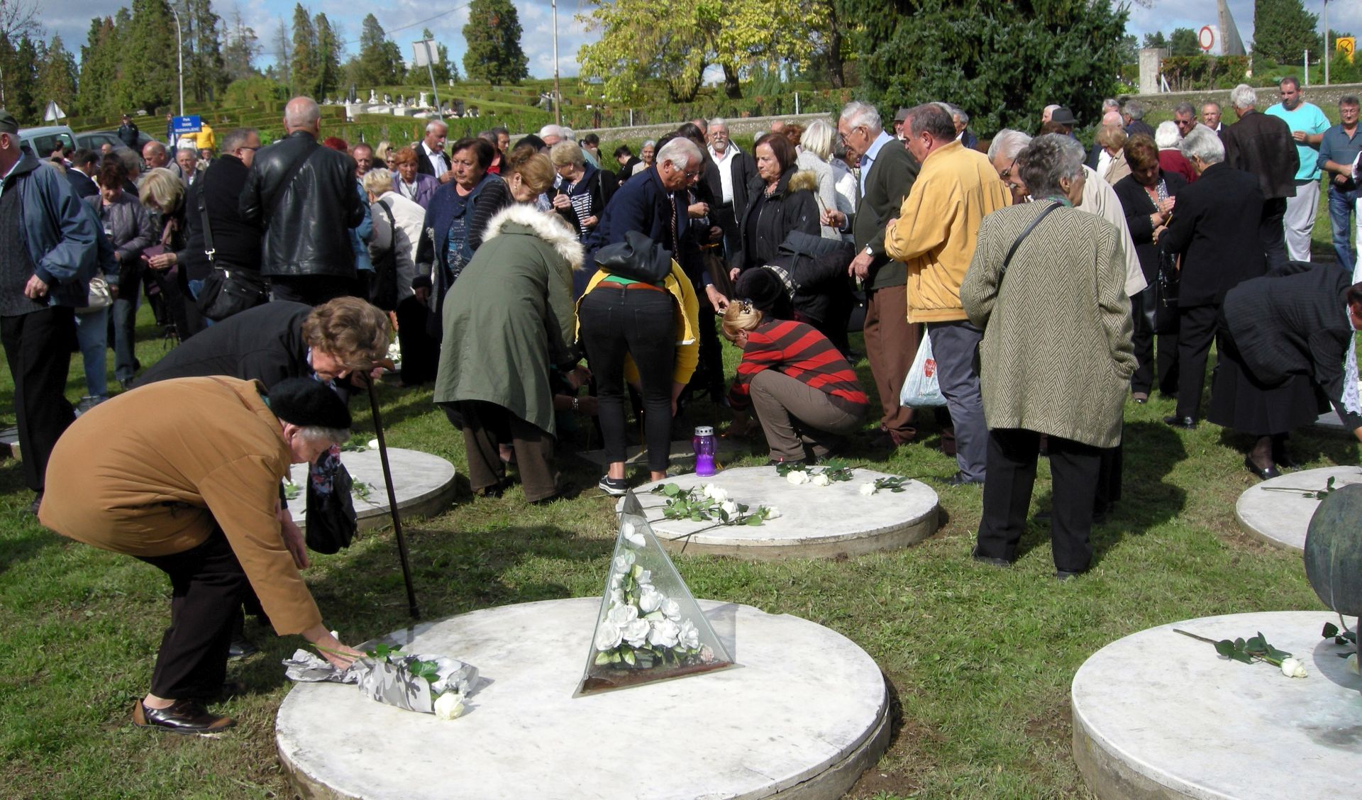 Sisak, 7.10.2017. - Na Djeèjem groblju u Sisku, u organizaciji Srpskog narodnog vijeæa i Vijeæa srpske nacionalne manjine grada Siska, u subotu je odrana komemorativna sveèanost, Dan sjeæanja, u spomen na stradanje srpske ratne siroèadi koja su u Sisku bila zatoèena od kolovoza 1942. do sijeènja 1943.
foto HINA/ ml