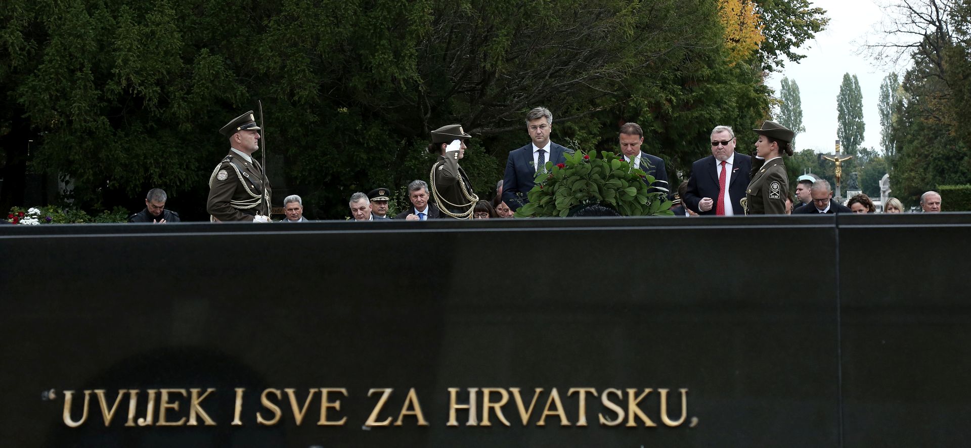 Zagreb, 8.10.2017 - U povodu Dana neovisnosti Republike Hrvatske, predsjednik Vlade,Andrej Plenković i predsjednik Hrvatskog sabora Gordan Jandroković sudjelovali su programu obilježavanja 26. obljetnice hrvatske neovisnosti zajedničkim polaganjem vijenca predsjednice Republike, predsjednika Hrvatskog sabora i predsjednika Vlade RH na Gradskom groblju Mirogoj -  kod Središnjeg križa u Aleji poginulih hrvatskih branitelja .
foto HINA/ Tomislav PAVLEK /tp