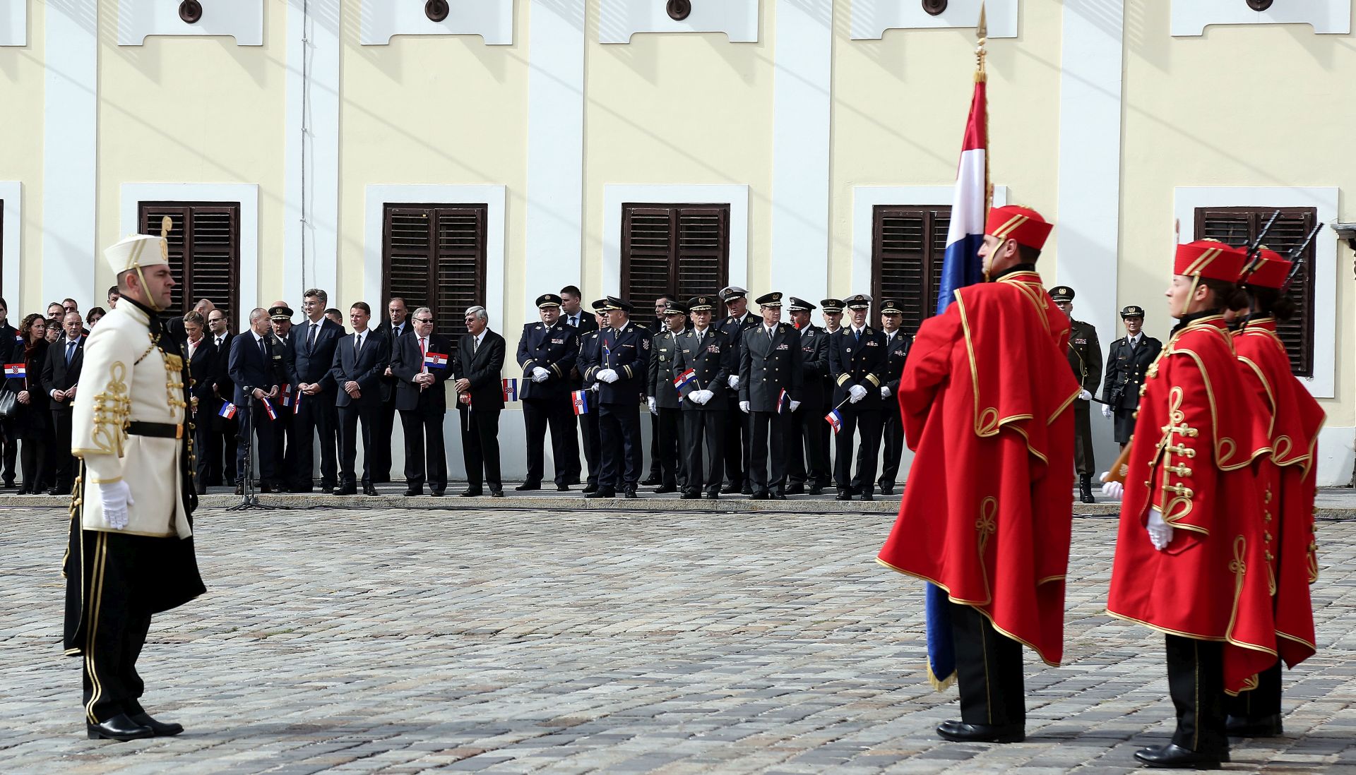 Zagreb, 8.10.2017 - U povodu svečanog obilježavanja Dana neovisnosti Republike Hrvatske, na prostoru ispred zgrade Vlade RH na Trgu svetog Marka, održan je prigodni program koji je počeo ceremonijom Velike smjene straže Počasno zaštitne boje, čime će se ujedno obilježiti i završetak nastupa u ovoj sezoni.
foto HINA/ Tomislav PAVLEK /tp