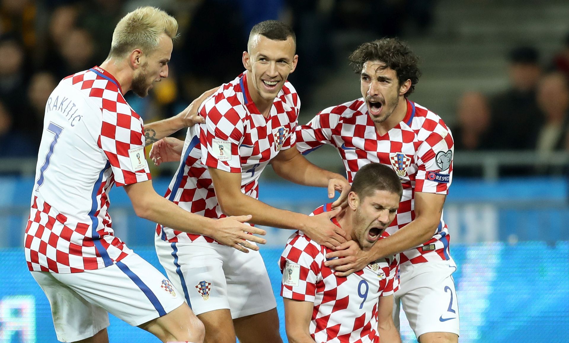 Kijev, 09.10.2017 - Poslijednja utakmica kvalifikacija za Svjetsko nogometno prvenstvo 2018. između reprezentacija Ukrajine i Hrvatke na stadionu Olimpiyskiy u Kijevu. Na slici Andrej Kramarić, Ivan Rrakitić, Ivan Perišić i Šime Vrsaljko slave postignuti zgoditak.
foto HINA/ Damir SENČAR/ ds