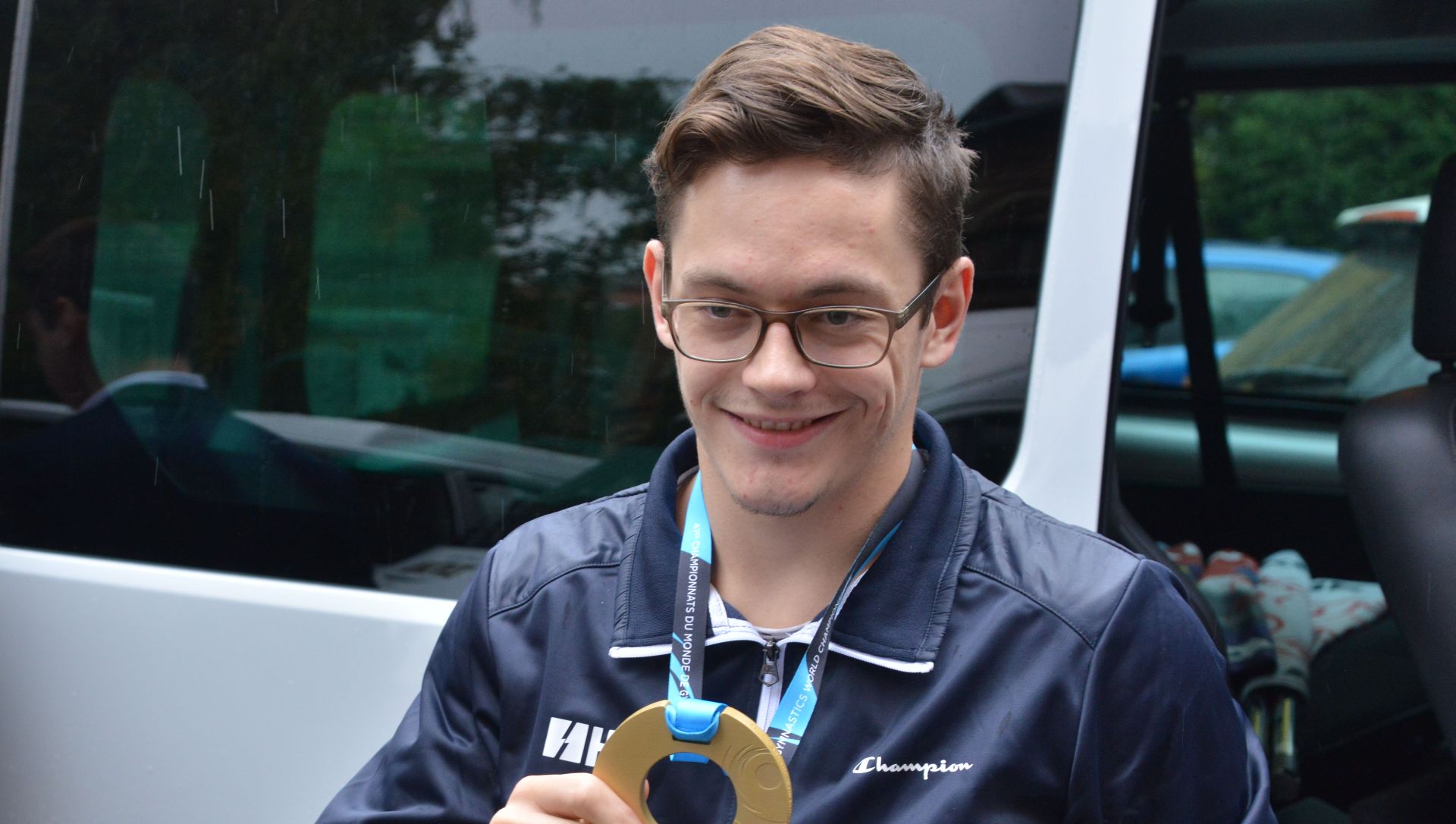 Zagreb, 10.10.2017. - Svečani doček novog svjetskog prvaka na preči, hrvatskog gimnastičkog reprezentativca Tina Srbića i njegovog trenera Lucijana Krcea u gimnastičarskoj dvoranni Sokolski dom. Na fotografiji Tin Srbić sa zlatnom medaljom.
foto HINA/ Admir BULJUBAŠIĆ/ abu