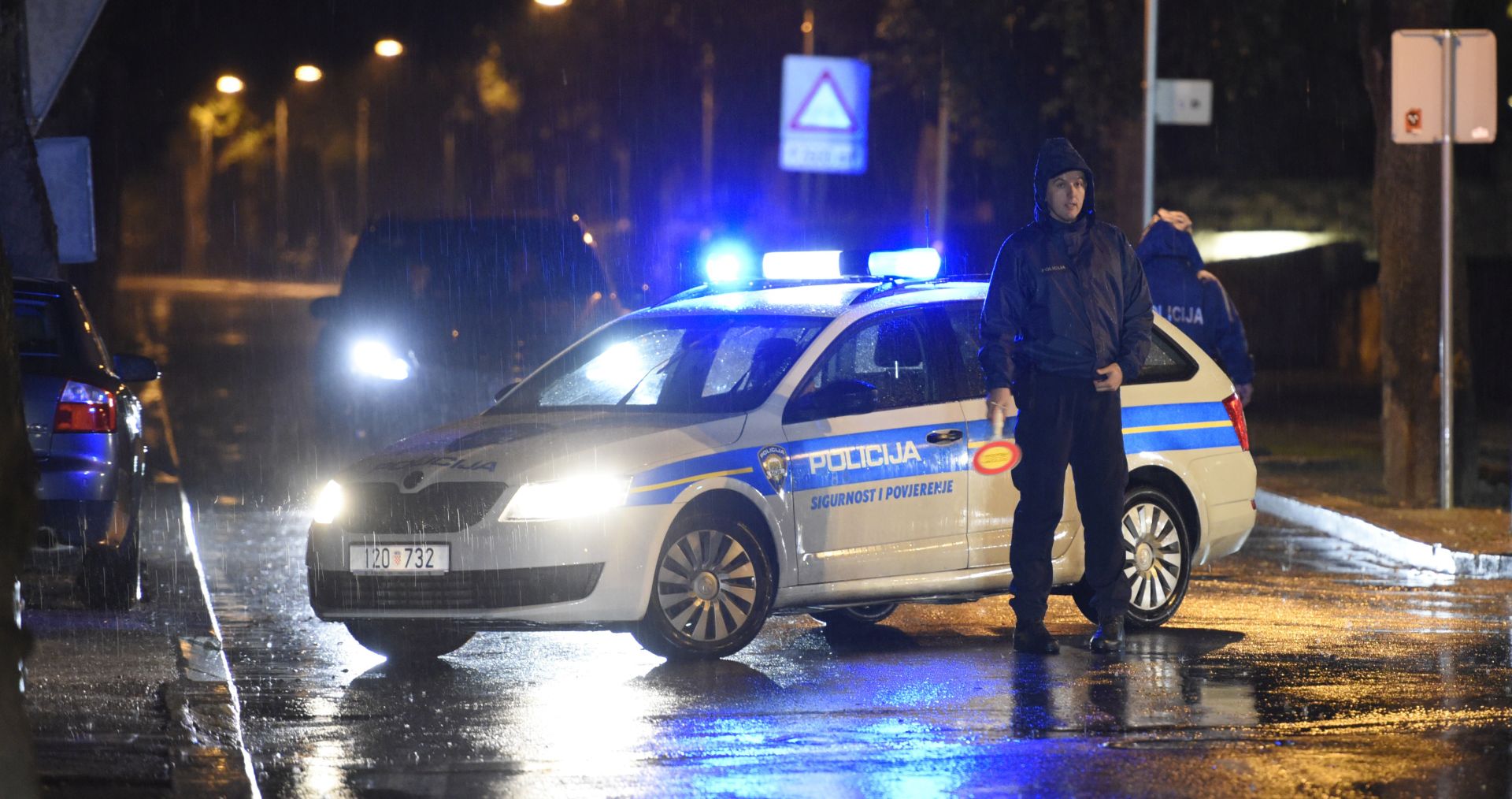 Split, 10.10.2017. - Na splitskoj plai Katelet na Marjanu veæ dva i pol sata samoubojstvom prijeti mukarac, koji je sam nazvao policiju i rekao gdje je. "On je u 17.30 sati nazvao policiju i rekao gdje se toèno nalazi, da ima bombe i da ne eli nikome nauditi", rekla je Ana Èepiæ iz PU splitsko-dalmatinske za Hinu. "Policijski slubenici su urno upuæeni na mjesto dogaðaja, koje je osigurano i onemoguæen je pristup graðanima. Na teren je upuæena i Specijalna jedinica policije s pregovaraèem. Radi se o poznatoj osobi, hrvatskom dravljaninu, s kojim smo stupili u kontakt. Postupanje je u tijeku", rekla je  Èepiæ. Na mjesto dogaðaja je pozvana i Hitna pomoæ, kao i vatrogasci. Neslubeno se doznaje da policijski pregovaraèi veæ neko vrijeme pokuavaju primiriti mukarca. Policija je zbog sigurnosti graðana kompletno zatvorila taj dio grada.
foto HINA/ Mario STRMOTIÆ/ ml
