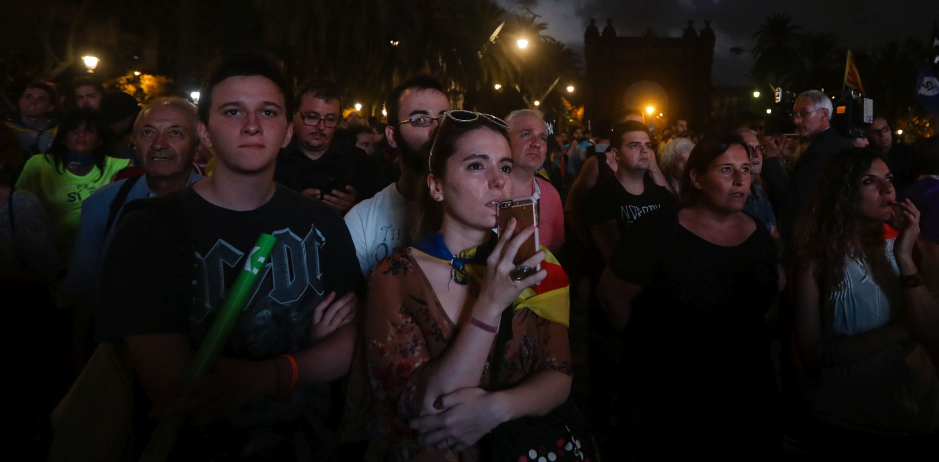 epa06257546 People gather to follow the speech of the Catalan President Carles Puigdemont in the regional Parliament, in downtown Barcelona, Spain, 10 October 2017. Puigdemont has proposed to suspend Catalonia's declaration of independence for few weeks to hold talks with Spanish government.  EPA/JOSE COELHO