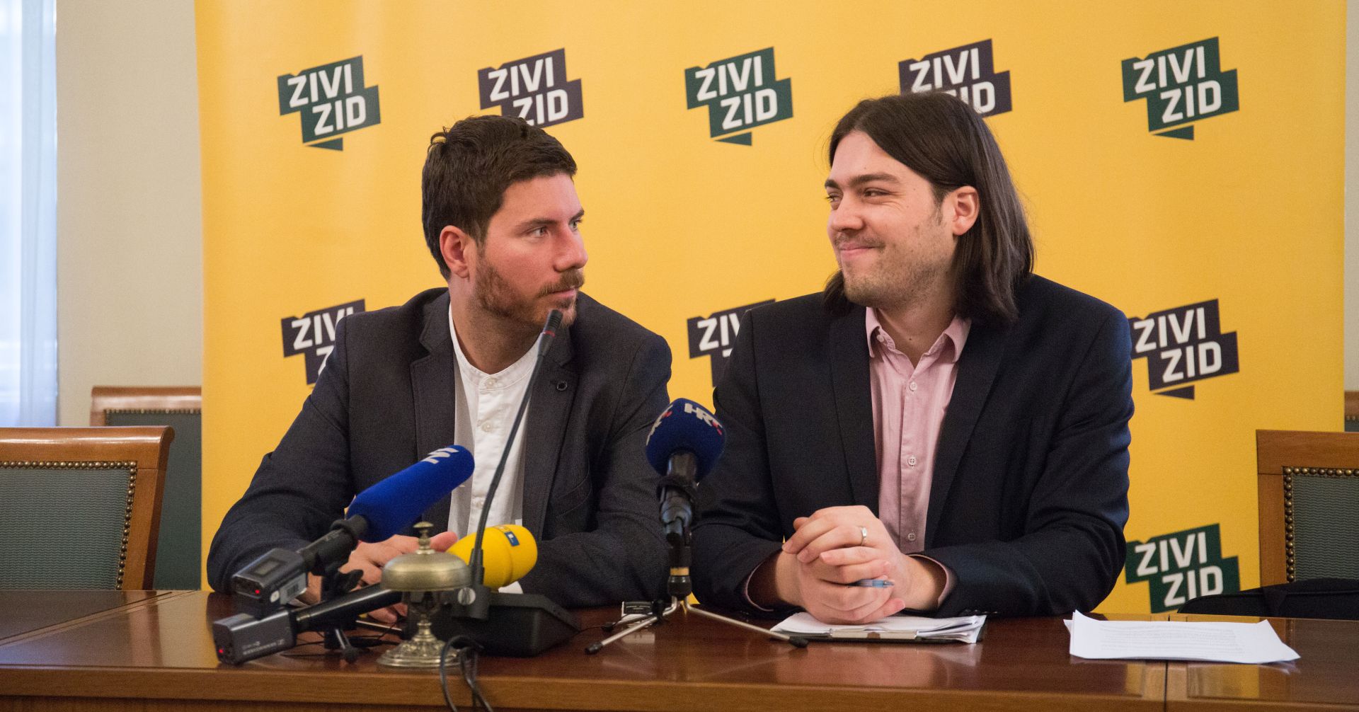 Zagreb, 13.10.2017 - ivi zid (Z) predstavio je u petak svoj prijedlog zakona o legalizaciji konoplje, tvrdeæi da æe mjere koje predlae znaèajno doprinijeti razvoju hrvatske poljoprivrede. Na slici Ivan Pernar i Ivan Vilibor Sinèiæ.
foto HINA/ Daniel KASAP/ ik