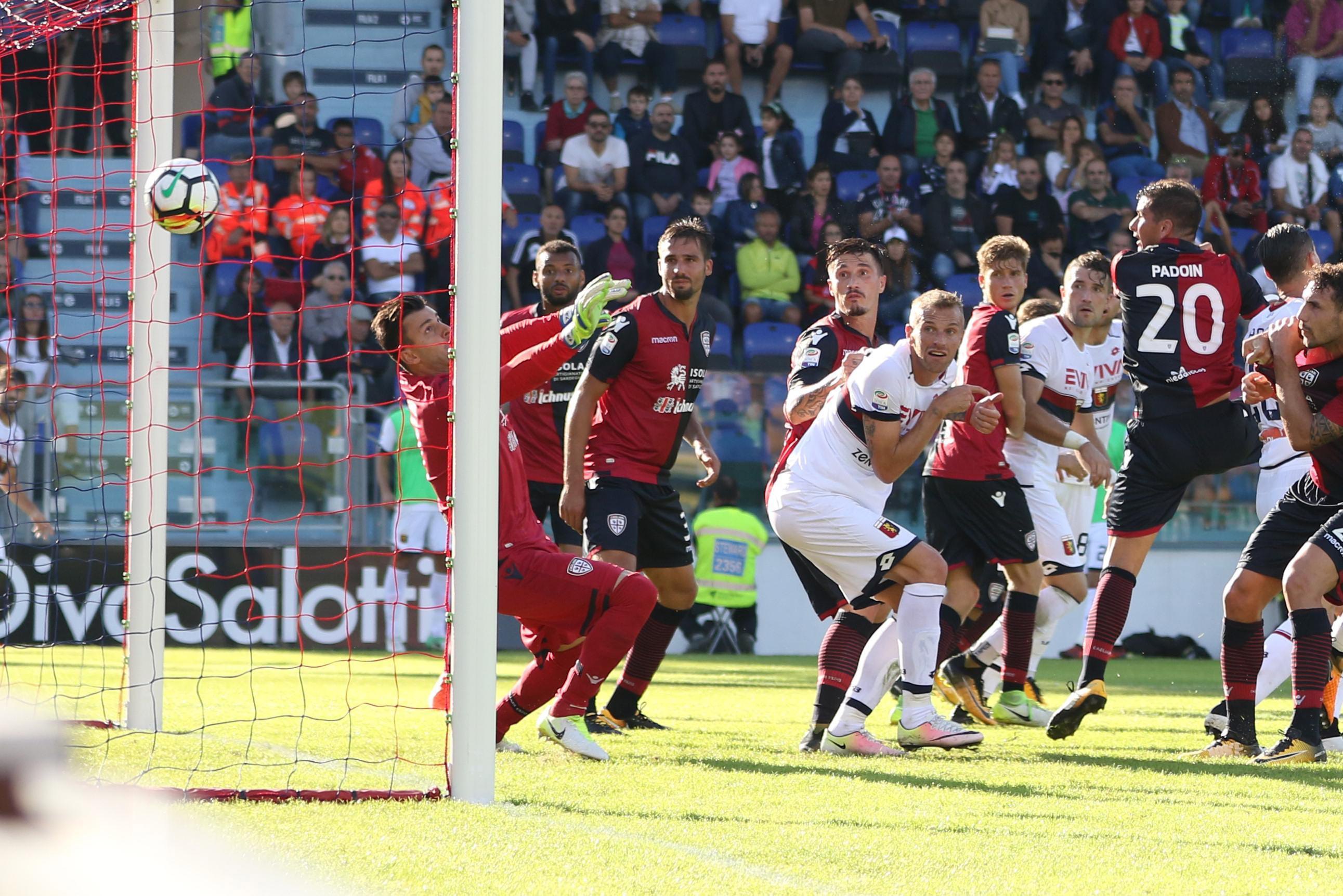 epa06267443 Genoa's Luca Rigoni (C) scores during the Italian Serie A soccer match between Cagliari and Genoa in Cagliari, Italy, 15 October 2017.  EPA/Fabio Murru