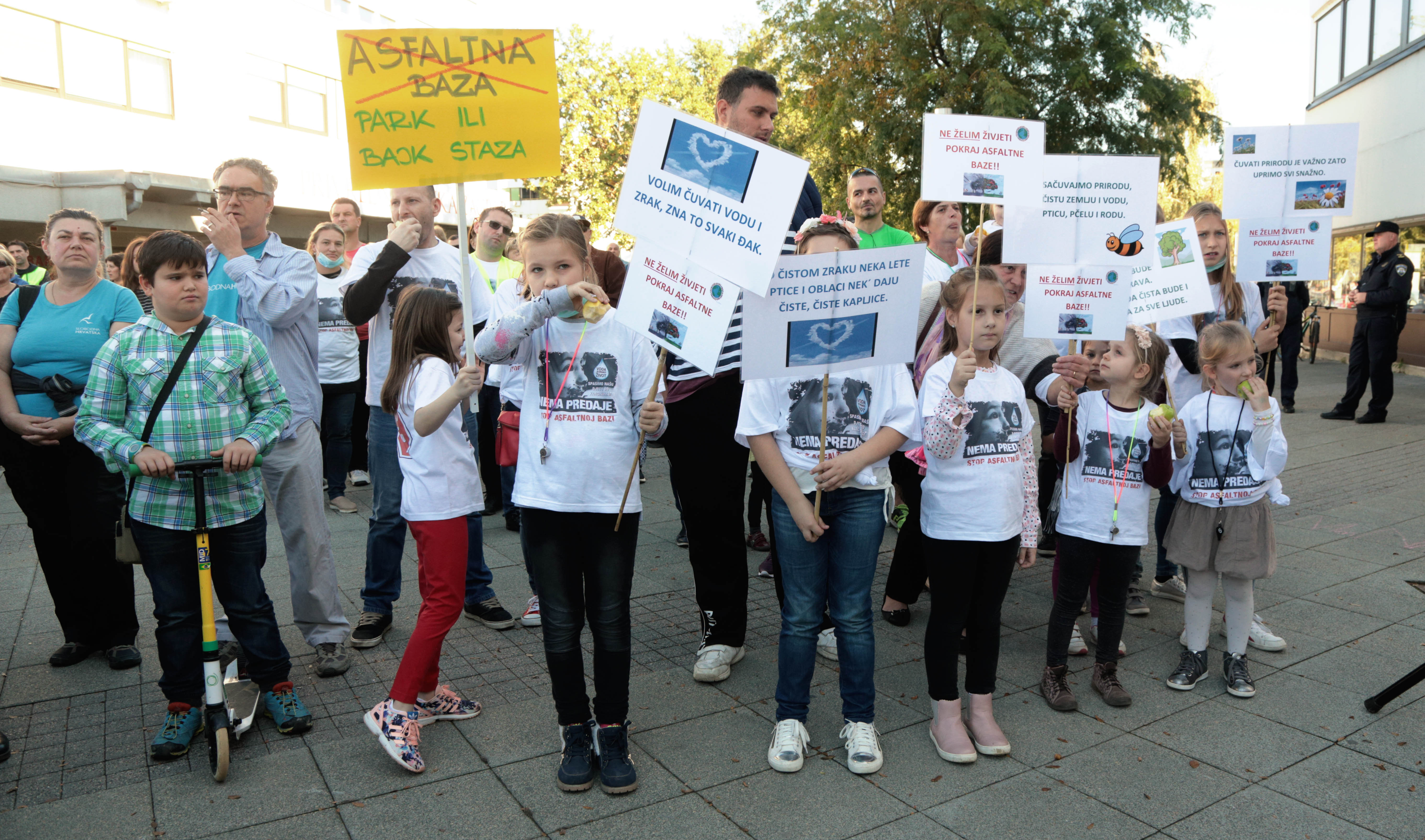 Velika Gorica, 15.10.2017. - Grupa "STOP Asfaltnoj bazi u Lomnici" organizira la je javni prosvjed kojemu je cilj zaustaviti izgradnju asfaltne baze u neposrednoj blizini obiteljskih kuća i u vodozaštitnom području s čijih se izvora pitkom vodom napaja Velika Gorica, sva mjesta u Turopolju te dio grada Zagreba. U mjestu Donja Lomnica investitor Strabag d.o.o. počeo je graditi građevine proizvodne djelatnosti - asfaltne baze s postrojenjem kapaciteta 160 tona na sat, na udaljenosti od 10 metara od obiteljskih kuća, stotinjak metara od vodocrpilišta te dvjestotinjak metara od jezera Lomnica. 
Foto HINA/ Dario GRZELJ/ dag
