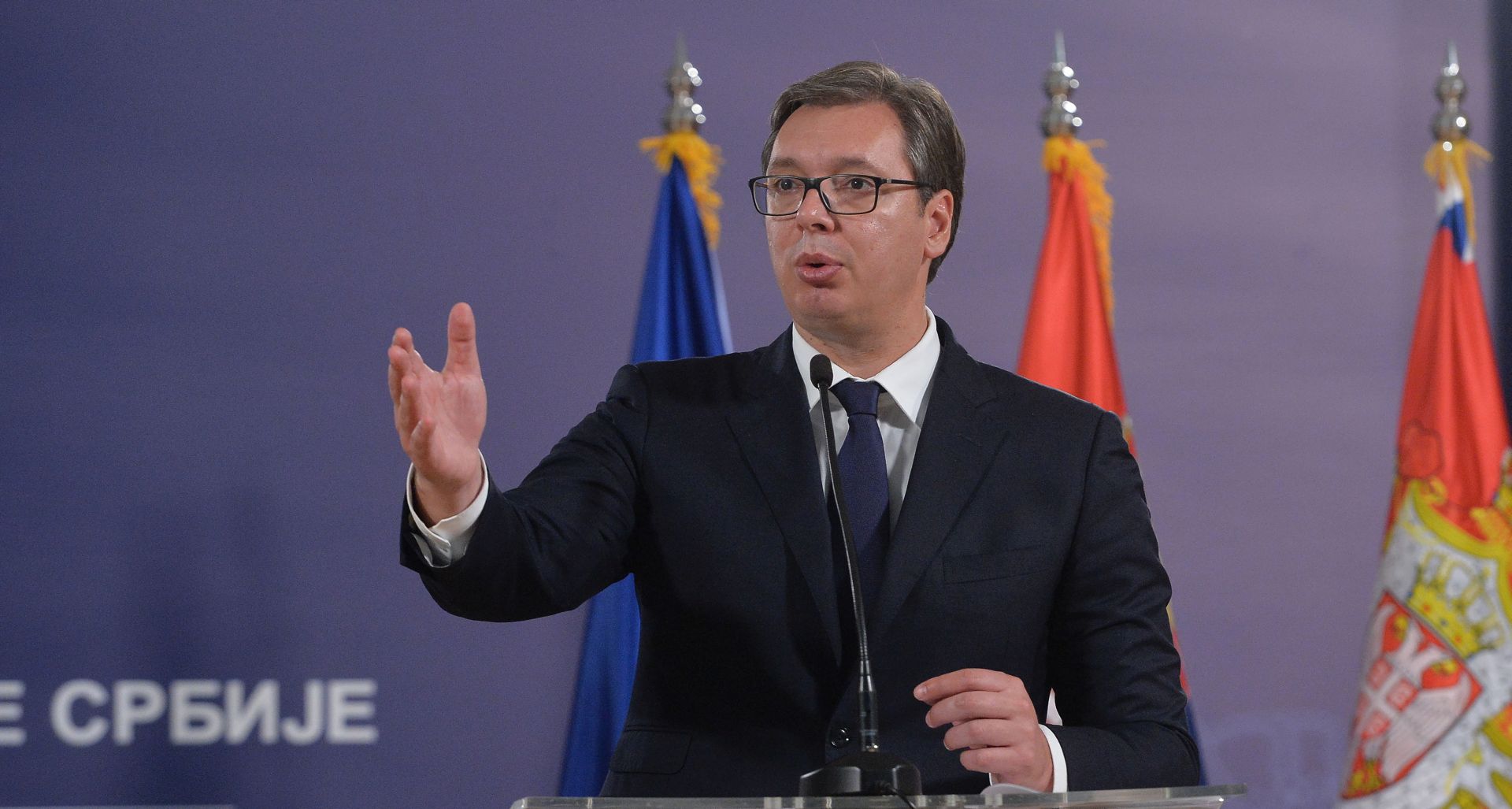 Beograd, 16.10.2017.- Predsjednik Srbije Aleksandar Vuèiæ poruèio je u ponedjeljak da je slubeni Beograd spreman za odravanje trilateralnog sastanka Srbija-Hrvatska-BiH, ocijenivi tu trilateralu najvanijom za regiju zapadnog Balkana. Na slici Aleksandar Vuèiæ tijekom zajednièke tiskovne konferencije nakon sastanka s predsjedavajuæim Predsjednitva BiH Draganom Èoviæem. 
foto HINA/ TANJUG/ ZORAN ZESTIC/ ua