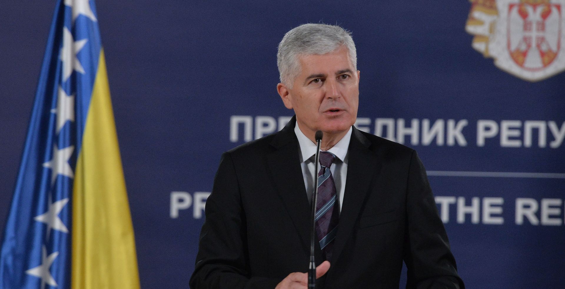 Beograd, 16.10.2017.- Predsjednik Srbije Aleksandar Vuèiæ poruèio je u ponedjeljak da je slubeni Beograd spreman za odravanje trilateralnog sastanka Srbija-Hrvatska-BiH, ocijenivi tu trilateralu najvanijom za regiju zapadnog Balkana. Na slici predsjedavajuæi Predsjednitva BiH Dragan Èoviæ tijekom zajednièke tiskovne konferencije nakon sastanka s Aleksandrom Vuèiæem.  
foto HINA/ TANJUG/ ZORAN ZESTIC/ ua