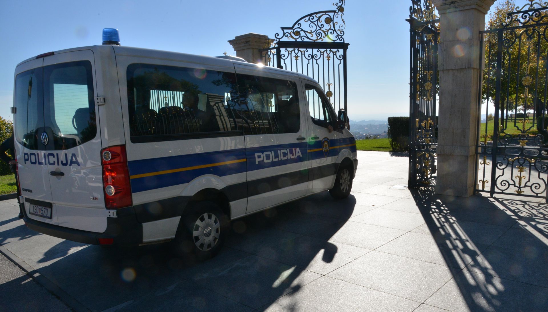 Zagreb, 16.10.2017. - Policijska vozila ulaze u Kumlerove dvore.
foto HINA/ Admir BULJUBAŠIĆ/ abu