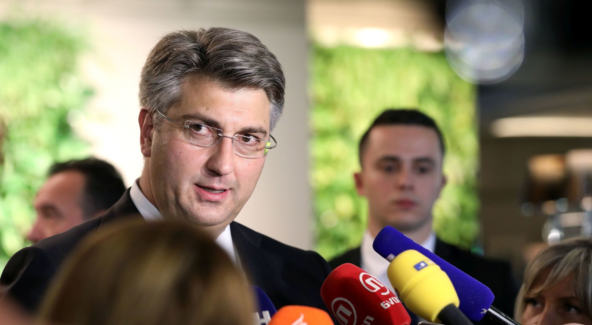 Zagreb, 16.10.2017.- Predsjednik Vlade Andrej Plenkoviæ izjavio je u ponedjeljak, u povodu prvih uhiæenja u sluèaju Agrokor, da neæe komentirati proces koji vode policija i DORH, ustvrdio je da se Vlada u zadnjih deset mjeseci, otkad je postalo jasno da situacija u toj kompaniji nije dobra, ponaala odgovorno, poruèio je kako bi za dravu bilo zdravo i higijenski da se ta prièa odmrsi do kraja, odbacio je odgovornost ministra financija Zdravka Mariæa, te je ustvrdio kako je lex Agrokor pisala Vlada uz pomoæ struènjaka.
foto HINA/ Lana SLIVAR DOMINIÆ/ ua