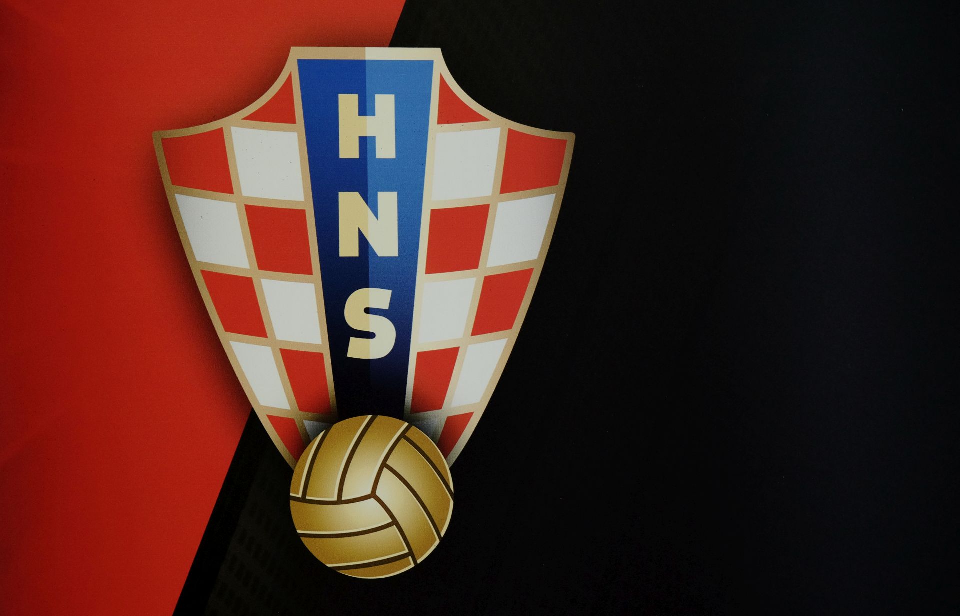 Zagreb, 16.10.2017. - Zlatko Dalić ostaje za kormilom repreznetacija u dodatnim kvalifikacijama za svjetsko prvenstvo 2018. u Rusiji, a utakmica će se igrati u Zagrebu, odlučio je Izvršni odbor HNS-a na današnjoj sjedinici u Zagrebu.
Na fotografiji grb HNS.
foto HINA/ Edvard ŠUŠAK/ es