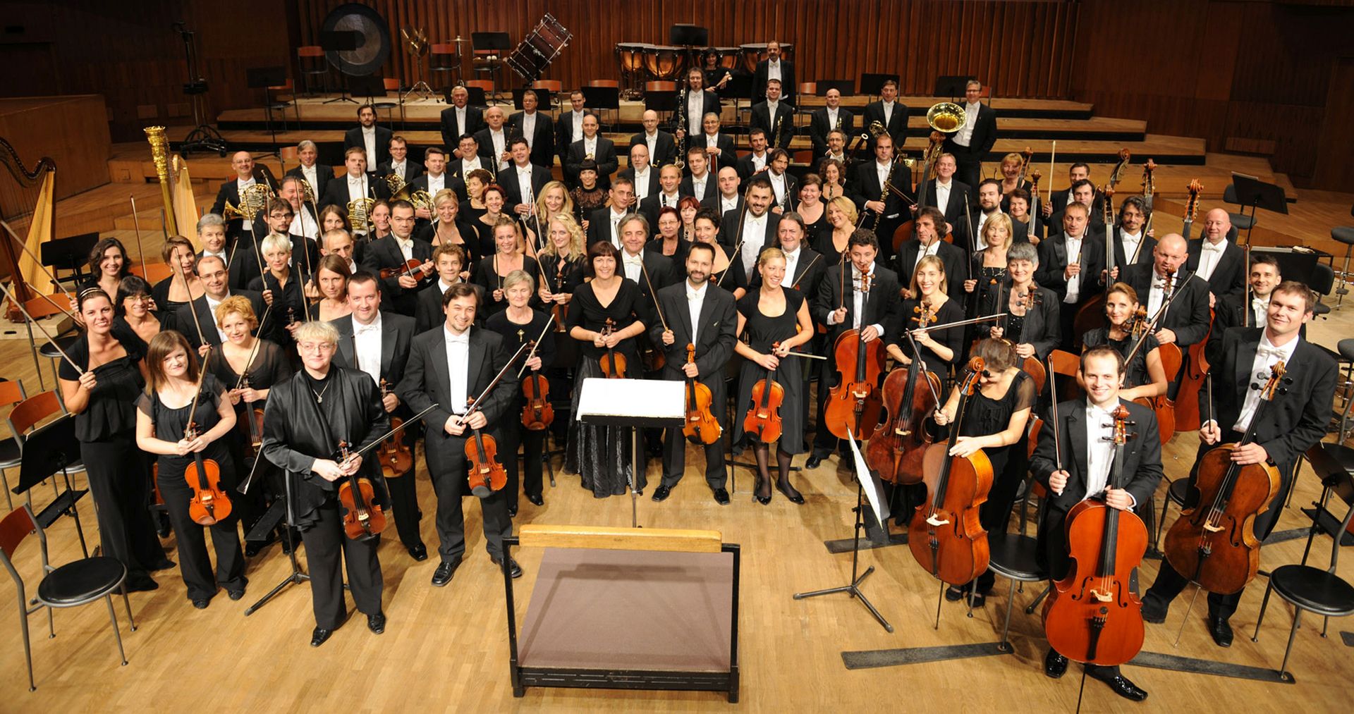 Beè, 16.10.2017 - Zagrebaèka filharmonija pod ravnanjem njezinog efa, austrijskog dirigenta Davida Danzmayera, te solistice  violinistica Elisabeth Kropftisch i violonèelistica Meehae Ryo nastupili su u ponedjeljak poslijepodne u  Zlatnoj dvorani  beèkog Musikvereina, a beèka publika nagradila ih je dugim aplauzom i ovacijama.
foto HINA/ ZGF/ ik