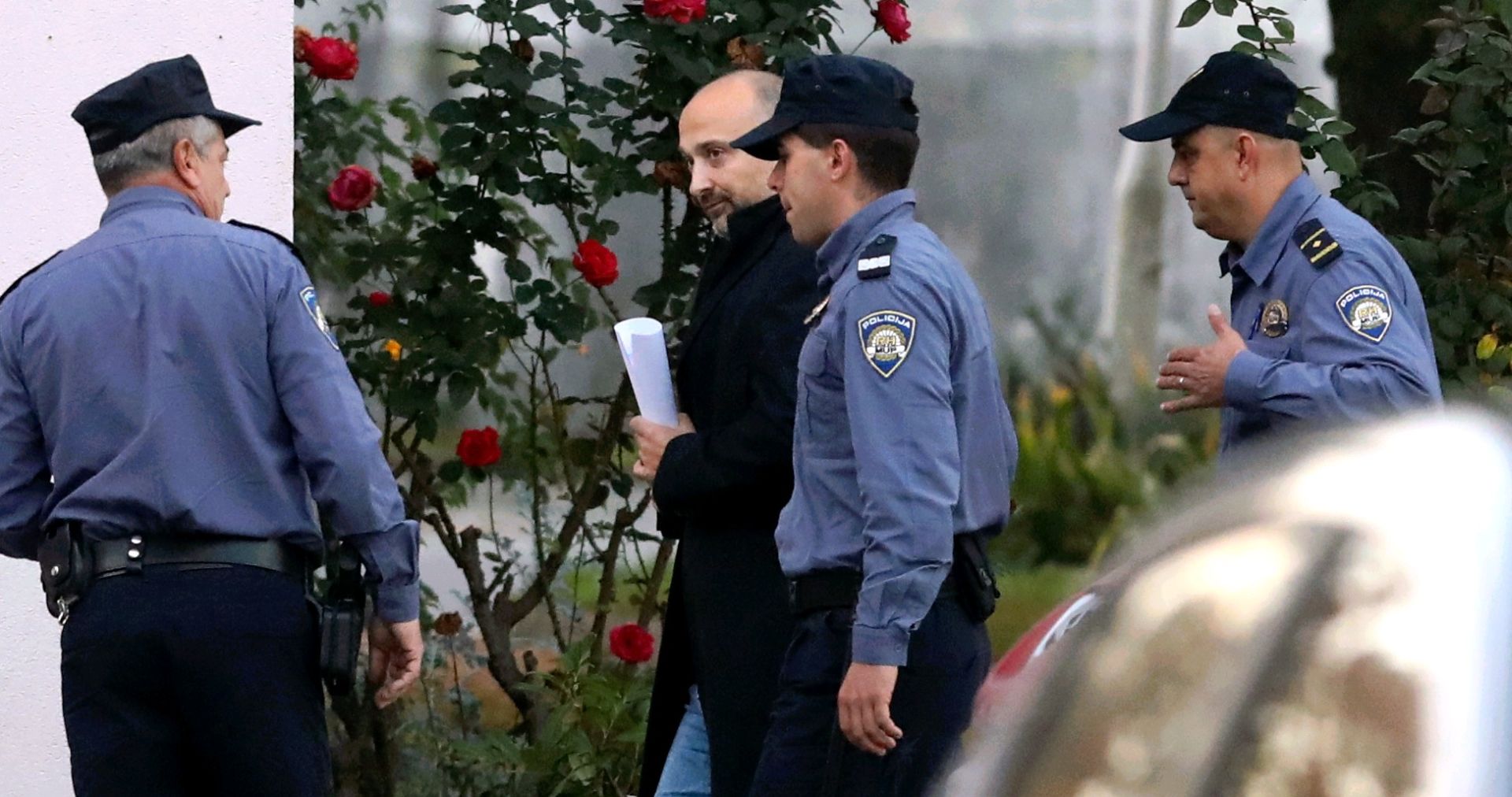 Zagreb, 17.10.2017. - Nakon noæi provedene u policijskom pritvoru prva grupa u ponedjeljak uhiæenih osumnjièenika u sluèaju Agrokor dovedena je na ispitivanje pred istraitelje zagrebaèkog upanijskog dravnog odvjetnitva. Na slici Mislav Galiæ ulazi u prostorije tuiteljstva u Selskoj ulici.
foto HINA/ Lana SLIVAR DOMINIÆ/ ua