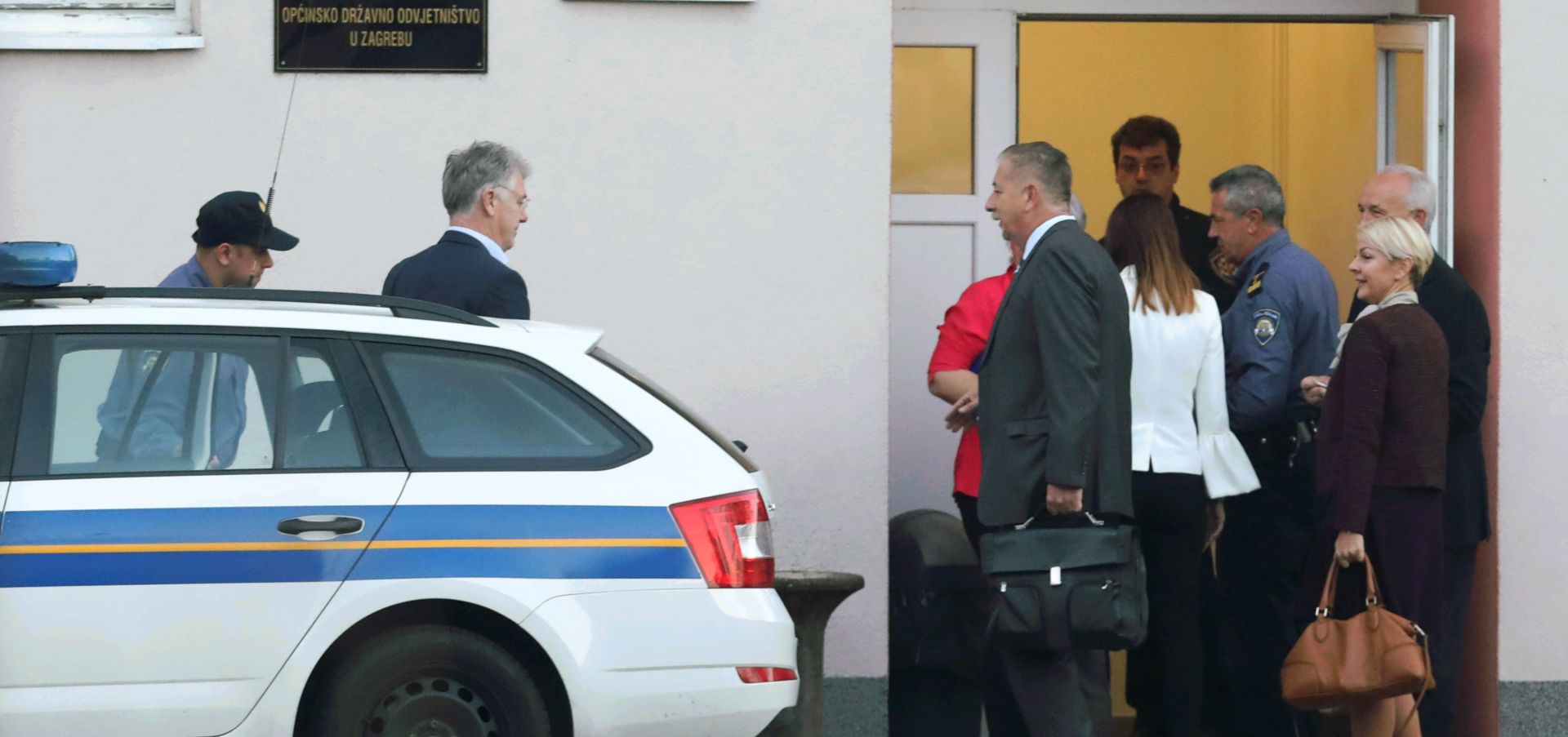 Zagreb, 17.10.2017. - Nakon noæi provedene u policijskom pritvoru prva grupa u ponedjeljak uhiæenih osumnjièenika u sluèaju Agrokor dovedena je na ispitivanje pred istraitelje zagrebaèkog upanijskog dravnog odvjetnitva. Na slici Damir Kutrak ulazi u prostorije tuiteljstva u Selskoj ulici.
foto HINA/ Lana SLIVAR DOMINIÆ/ ua