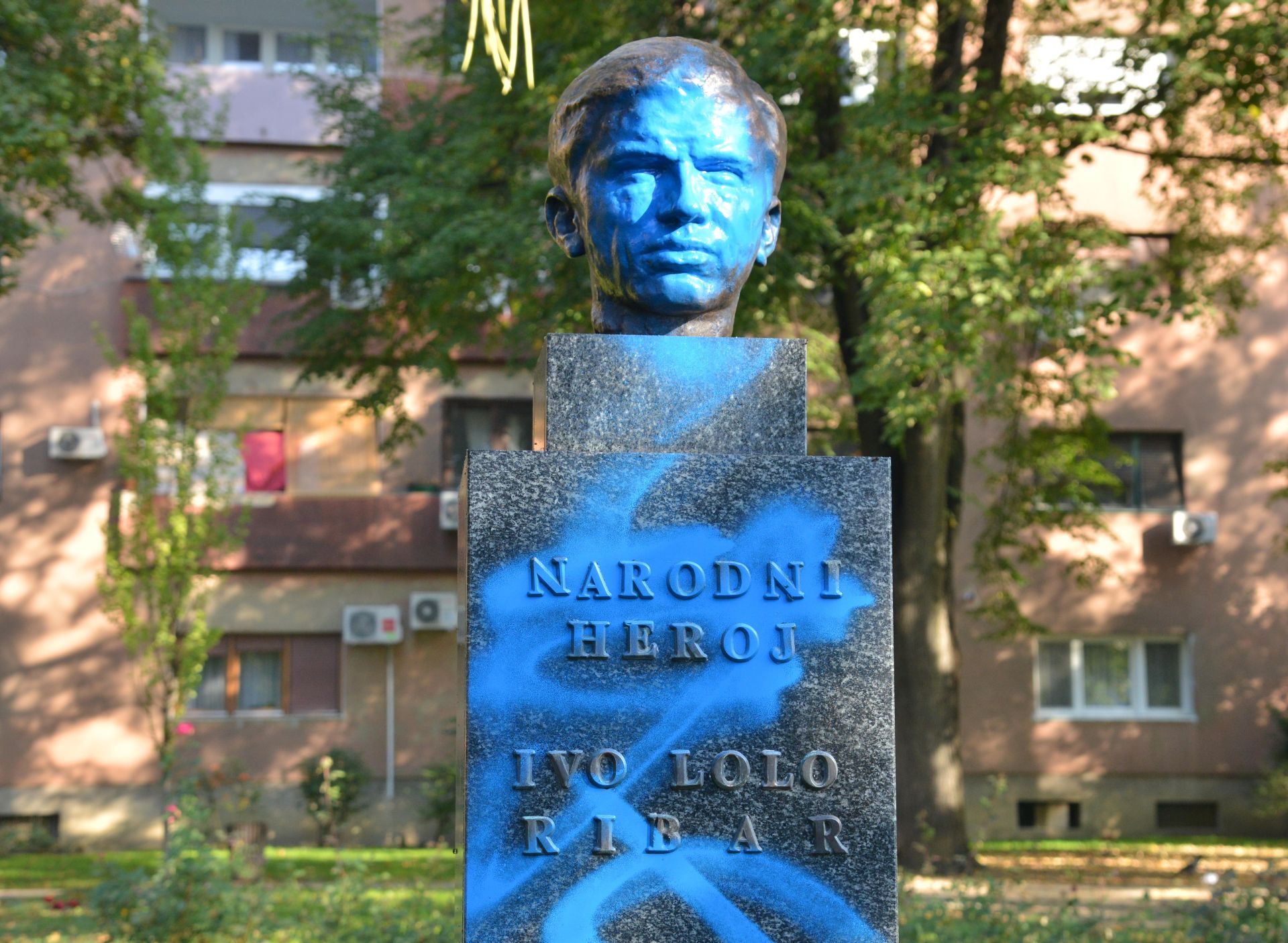 Zagreb, 17.10.2017. - Spomenik narodnom heroju Ivi Loli Ribaru išaran plavom bojom, nepoznata osoba je obojala lice plavom bojom i napisala slovo U.
foto HINA/ Admir BULJUBAŠIĆ/ abu