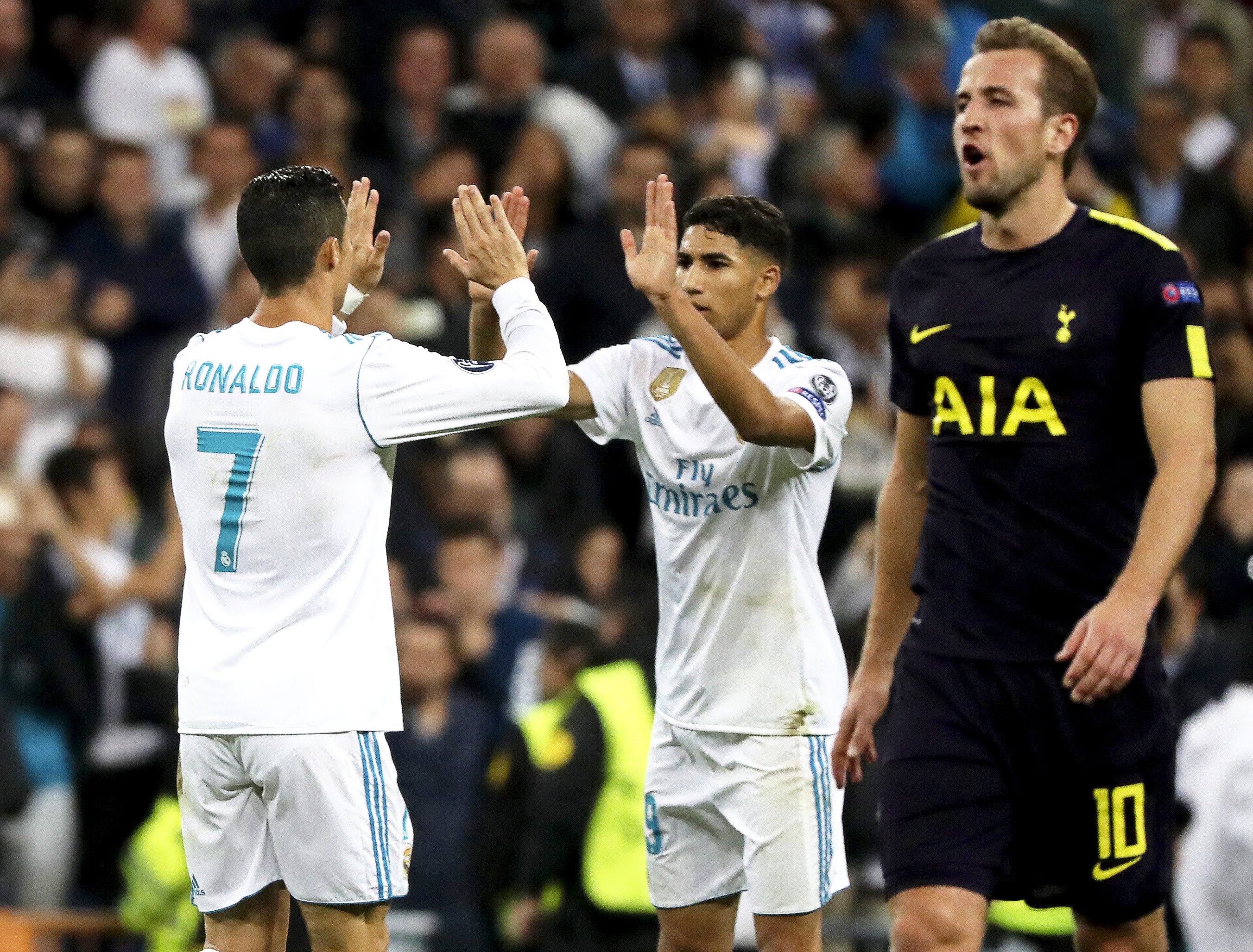 epa06271917 Real Madrid's Portuguese striker Cristiano Ronaldo (L) celebrates with his teammate Achraf Hakimi (C) after scoring the 1-1 equalizer from the penalty spot during the UEFA Champions League group H soccer match between Real Madrid and Tottenham Hotspur at the Santiago Bernabeu stadium in Madrid, Spain, 17 October 2017.  EPA/BALLESTEROS