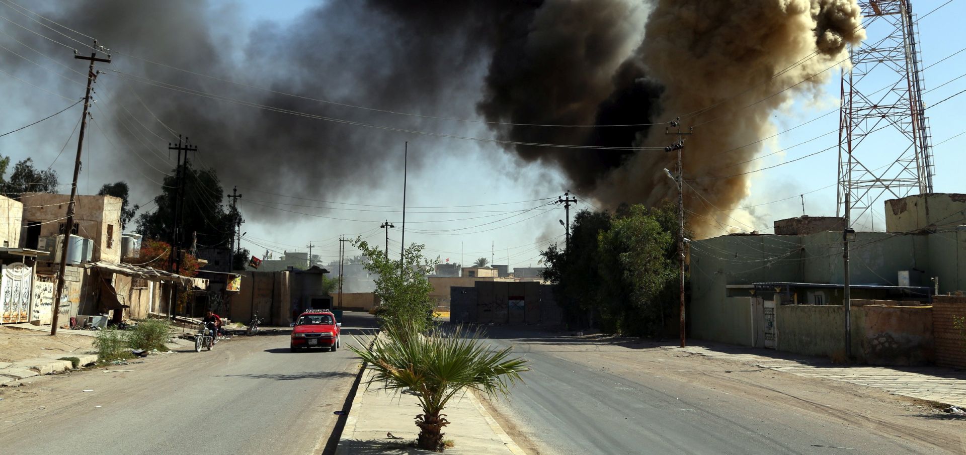 epa06272611 Smoke rises from a burning house during clashes between members of Iraqi Shiite group which also known as Hashd al-Shaabi (The Popular Crowd) and Kurdish groups in Tuz, southern Kirkuk city, Iraq, 17 October 2017 (issued 18 October 2017). Iraqi military forces launched operations against Kurdish forces around Kirkuk early on 16 October 2017, and took control of the largests oil fields in the disputed city after Kurdish forces withdrew.  EPA/BAREQ AL-SAMARRAI