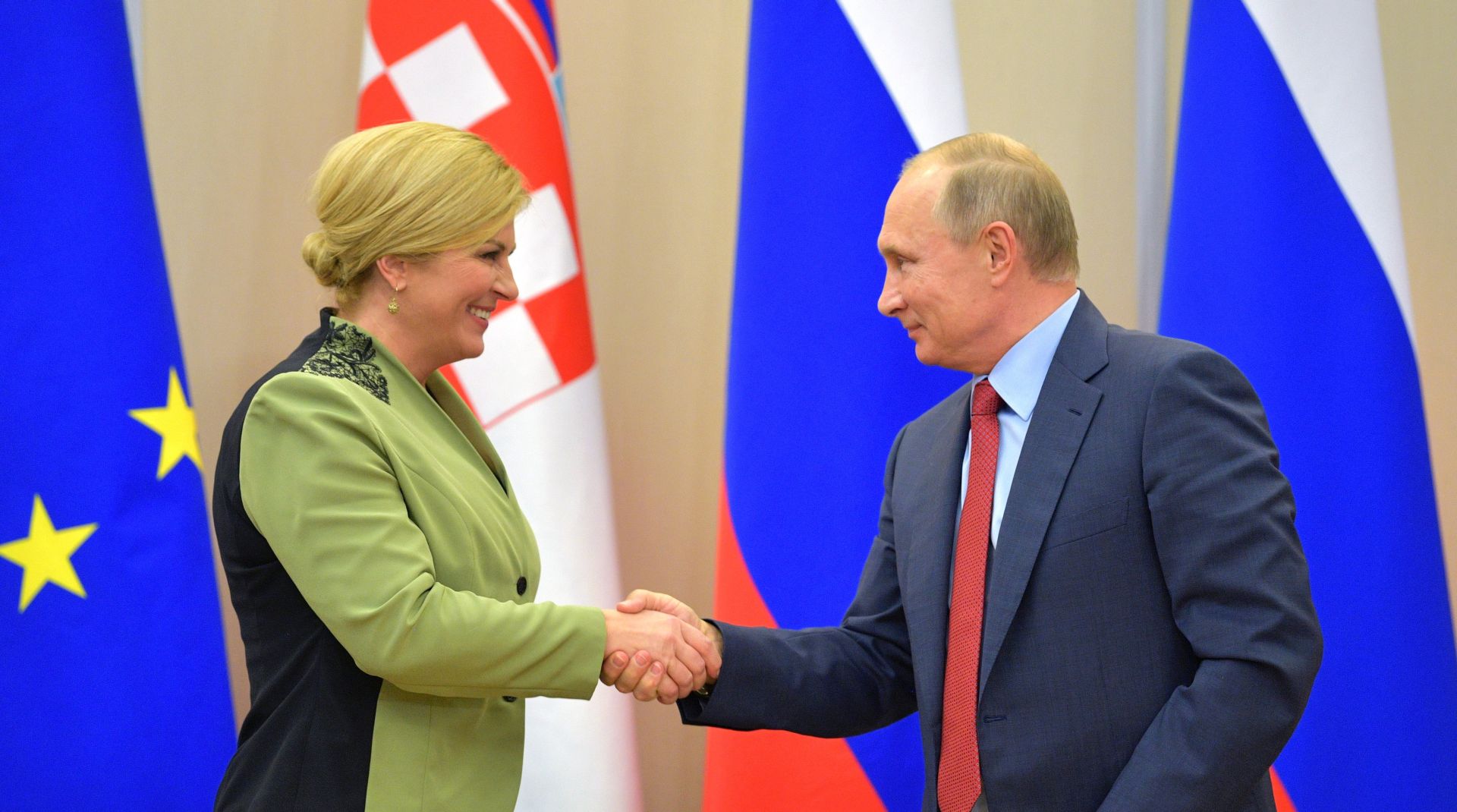 epa06274043 Russian President Vladimir Putin (R) and Croatian President Kolinda Grabar-Kitarovic (L) shake hands during their joint news conference following their talks in the Bocharov Ruchei residence in the Black Sea resort of Sochi, Russia, 18 October 2017. Croatian President is on official visit in Russia.  EPA/ALEXEI DRUZHININ / SPUTNIK / KREMLIN POOL MANDATORY CREDIT
