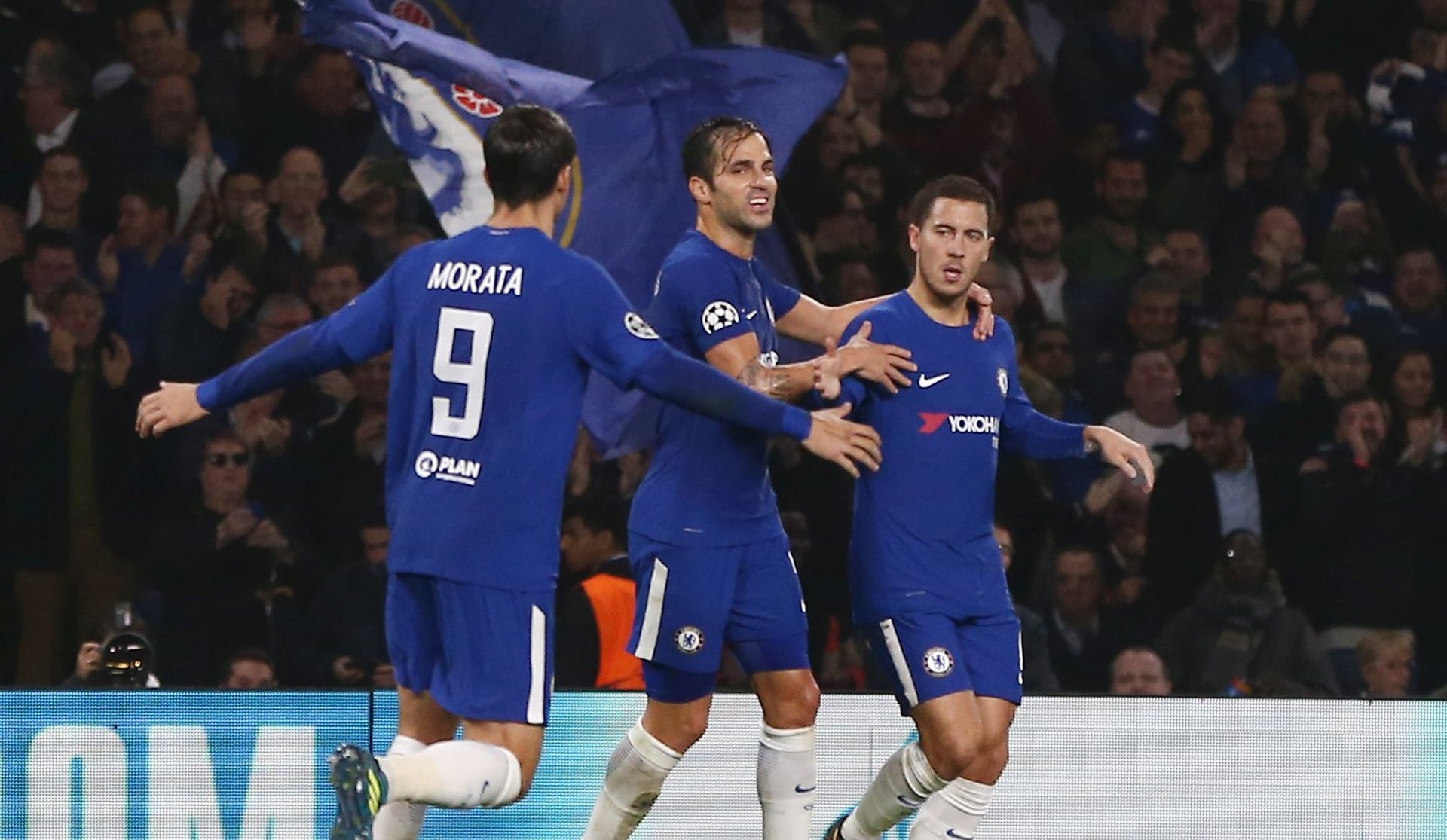 epa06274602 Chelsea's Eden Hazard (R) celebrates scoring during the UEFA Champions League Group C soccer match between Chelsea FC and AS Roma at Stamford Bridge in London, Britain, 18 October 2017.  EPA/NEIL HALL