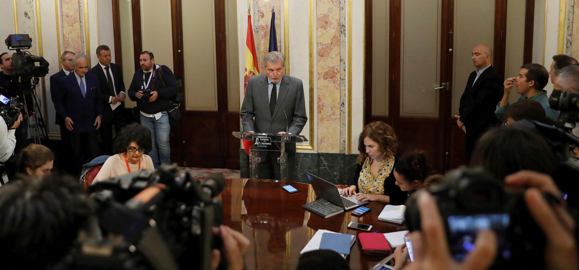 epa06275317 Spanish Government spokesman Inigo Mendez de Vigo (C) makes a statement to the media at the Lower House in Madrid, Spain, 19 October 2017. In his statement, de Vigo assured the central Government 'will continue with the procedures planned in the Article 155 of the Spanish Constitution to restore legality in the self-government of Catalonia'. This statement comes after the deadline given by the central Government to Catalan regional President Carles Puigdemont to abandon Catalan secession plans expired at 10 a.m. local time, when Puigdemont sent a letter sent to Spanish Prime Minister, Mariano Rajoy, in which he assured that if the central Government 'persists to avoid dialogue', the Catalan Parliament 'could vote for an independence declaration'.  EPA/JUAN CARLOS HIDALGO