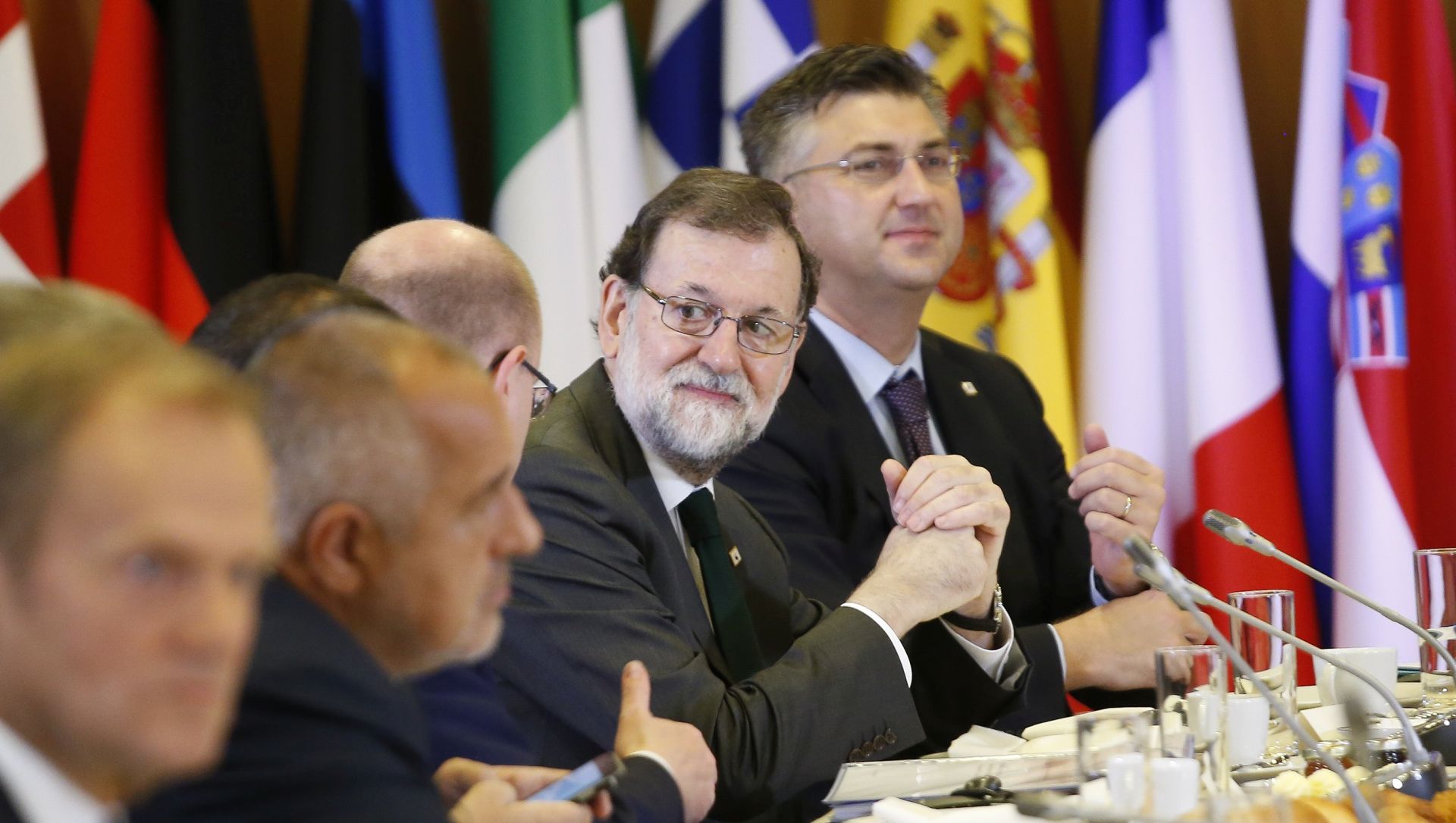 epa06277890 Spanish Prime Minister Mariano Rajoy at the start of the second day of the European Council Meeting in Brussels, Belgium, 20 October 2017. European leaders meet in Brussels on 19 and 20 October 2017 to discuss most pressing issues, including migration, defence, foreign affairs and digitalisation and to review the latest developments in the negotiations following the United Kingdom's notification of its intention to leave the EU.  EPA/JULIEN WARNAND