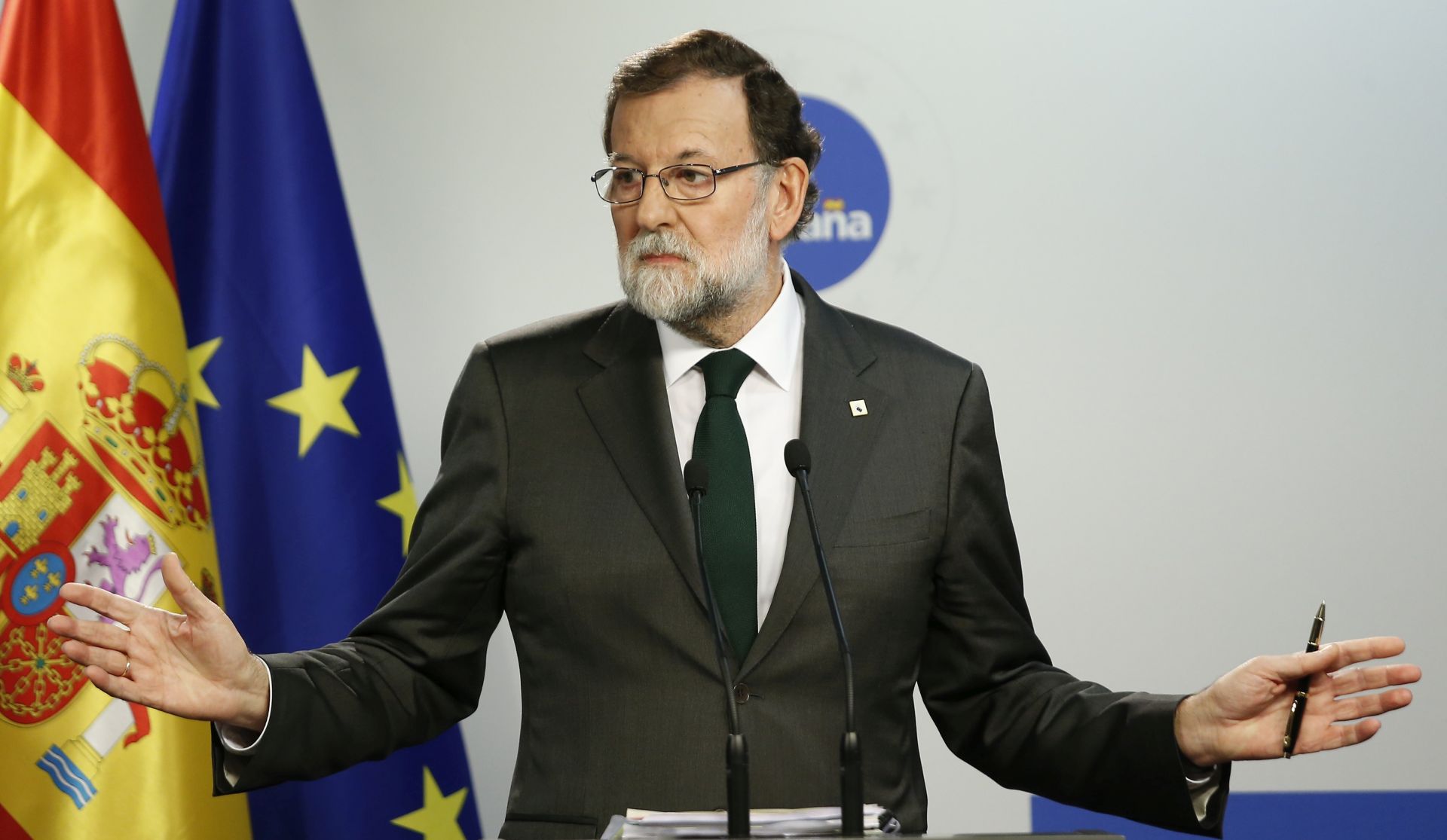 epa06278227 Spanish Prime Minister Mariano Rajoy speaks at a news conference at the end of the European Council Meeting in Brussels, Belgiaum, 20 October 2017. European leaders met in Brussels on 19 and 20 October 2017 to discuss most pressing issues, including migration, defence, foreign affairs and digitalisation and to review the latest developments in the negotiations following the United Kingdom's notification of its intention to leave the EU.  EPA/JULIEN WARNAND