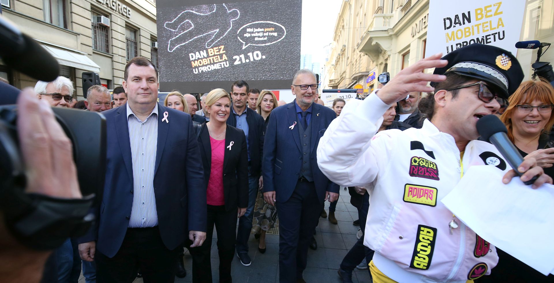 Zagreb, 21.10.2017 - Sveèana inauguracija 21. listopada, Dana bez mobitela u prometu odrana je na Cvjetnom trgu u Zagrebu. Na taj æe se dan i ubuduæe organizirati kampanje protiv koritenja mobitela u prometu jer je to jedan od èestih uzroènika prometnih nesreæa i stradanja. Na fotografiji Jakov Kitaroviæ, predsjednica RH Kolinda Grabar-Kitaroviæ, ministar unutarnjih poslova Davor Boinoviæ.
foto HINA/ Denis CERIÆ /dc