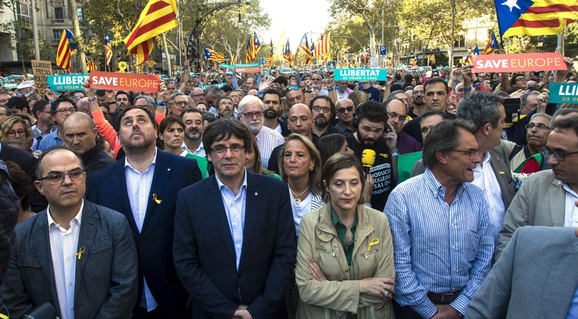 epa06280768 Catalan regional President, Carles Puigdemont (3-L); former regional president Artur Mas (2-R), regional Vice-President, Oriol Junqueras (2-L); and speaker of the Catalan Parliament, Carme Forcadell (C), attend the protest called against the imprisonment of Catalan pro-independet leaders Jordi Sanchez and Jordi Cuixart in Barcelona, Spain, 21 October 2017, hours after the Spanish Prime Minister announced the central Government will asume the competence to disolve the Catalan regional Parliament in order to call for elections in Catalonia. Pro-independence leaders from Catalonian National Assembly, Jordi Sanchez, and Omnium Cultural, Jordi Cuixart, were imprisoned, 16 October 2017, charged with a sedition offense.  EPA/QUIQUE GARCIA