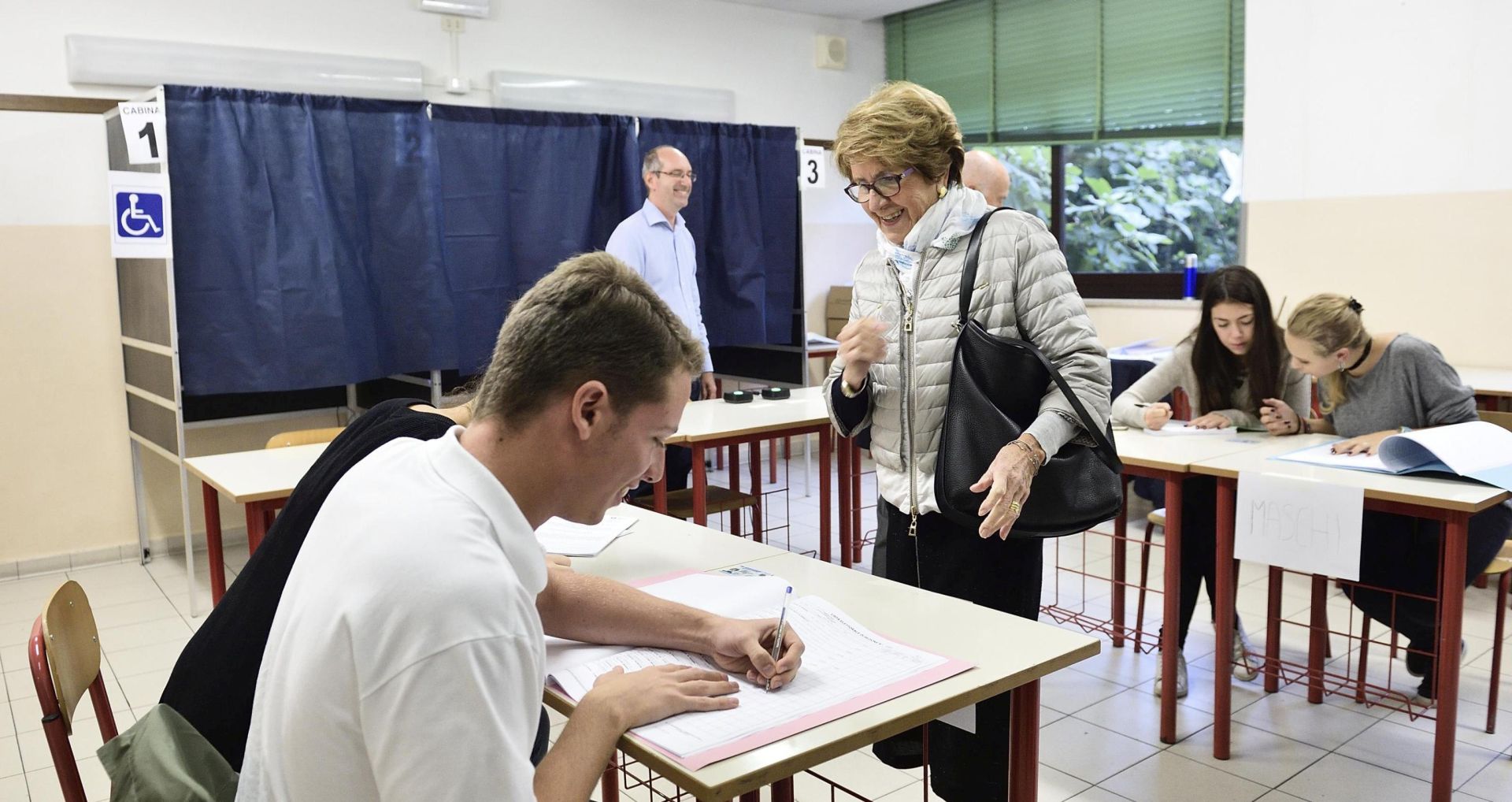 epa06281773 People in a polling station during voting for the Referendum on the Autonomy of Lombardia and Veneto Regions, in Milan (Lombardia Region), northern Italy, 22 October 2017.  EPA/FLAVIO LO SCALZO