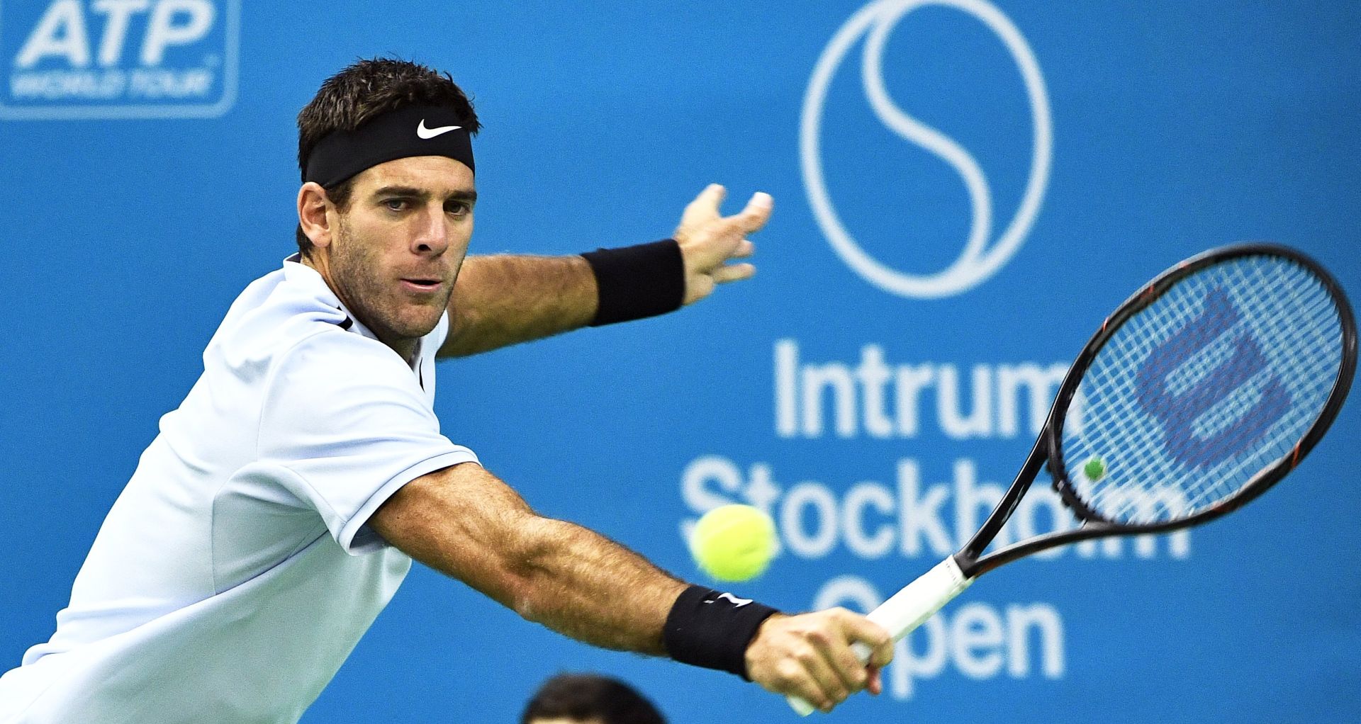 epa06282283 Argentina's Juan Martin Del Potro in action against Bulgaria's Grigor Dimitrov during their final of the Stockholm Open tennis tournament at the Royal Tennis Hall in Stockholm, Sweden, 22 October 2017.  EPA/CLAUDIO BRESCIANI SWEDEN OUT