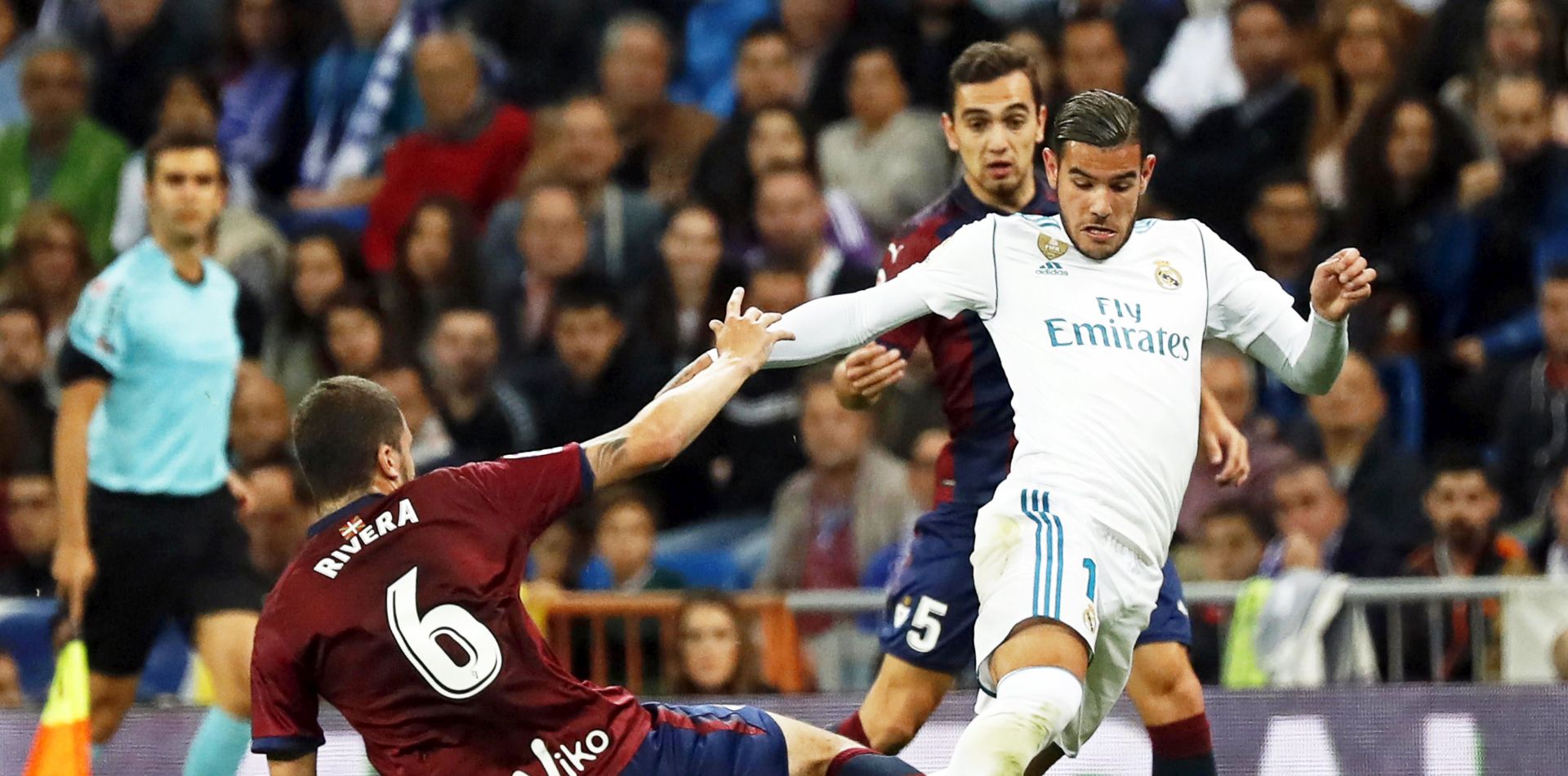 epa06283062 Real Madrid's French defender Theo Hernandez (R) in action against Eibar's midfielder Cristian Rivera (L) during the Spanish Primera Division soccer match between Real Madrid and SD Eibar at the Santiago Bernabeu stadium in Madrid, Spain, 22 October 2017.  EPA/JAVIER LIZON