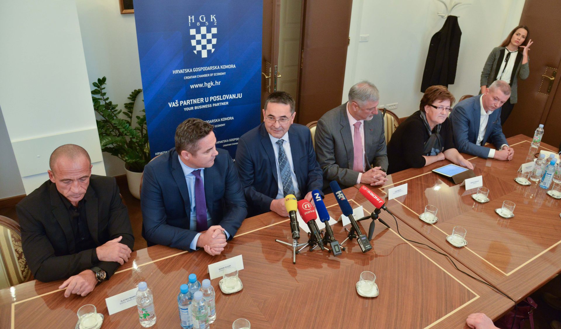 Zagreb, 26.10.2017. - Hrvatska gospodarska komora, press na temu aktualne situacije u Agrokoru, na kojoj su sudjelovali predstavnici velikih dobavljaca. Na fotografiji Zlatko Marić, Marin Pucar, Ivan Škorić, Ivan Mišetić, Marica Vidaković, Hrvoje Filipović.
foto HINA/ Admir BULJUBAŠIĆ/ abu