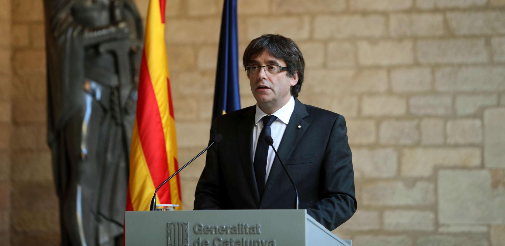 epa06291060 Catalan regional President Carles Puigdemont gives a speech at Palau de la Generalitat, in Barcelona, northeastern Spain, on 26 October 2017. Puigdemont rejected to call of regional elections in Catalonia.  EPA/Toni Albir