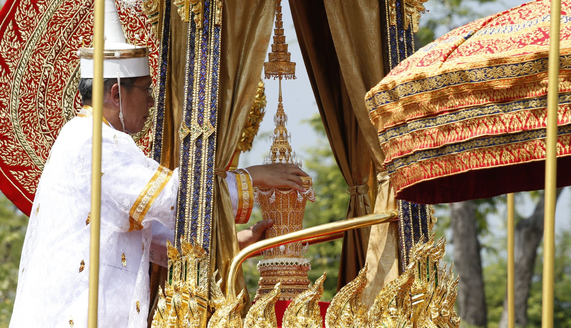 epa06291898 The royal relics of the late Thai King Bhumibol Adulyadej are carried from the Royal Crematorium to the Grand Palace during the royal procession to transfer his royal relics and ashes in Bangkok, Thailand, 27 October 2017. Thais bid their final farewell to the late King Bhumibol Adulyadej in an elaborate royal funeral ceremony. King Bhumibol died at the age of 88 in Siriraj hospital on 13 October 2016 after 70 years on the throne.  EPA/NARONG SANGNAK