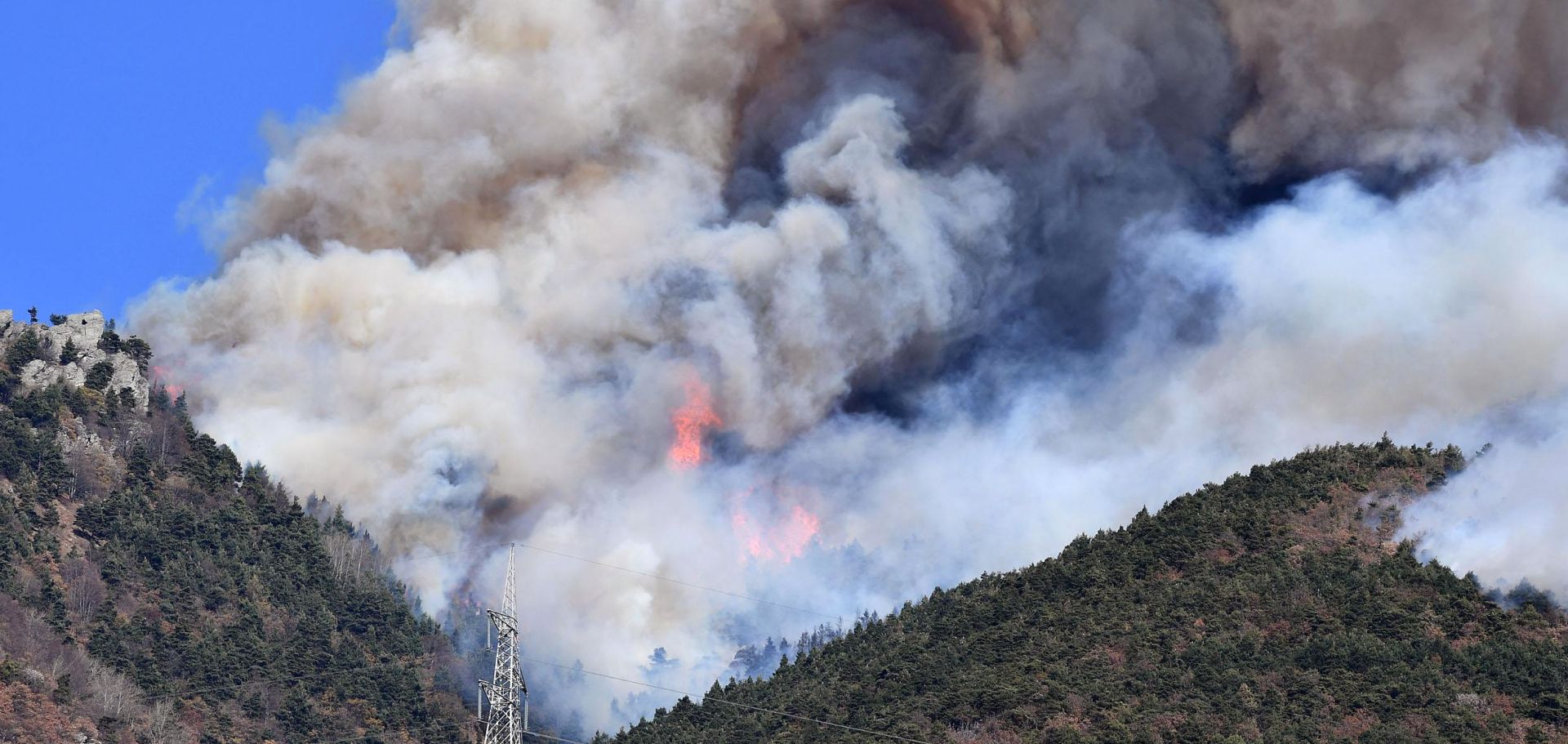 epa06293026 A general view over fire in the Piedmont valley, in the Val di Susa region, near Turin, Italy, 27 October 2017. Stong winds fanned the flames in the Susa Valley.  EPA/Alessandro Di Marco
