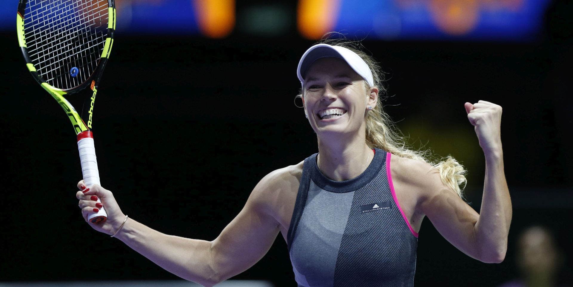 epa06294444 Caroline Wozniacki of Denmark celebrates her win against Karolina Pliskova of the Czech Republic during their singles semi-finals match of the BNP Paribas WTA Finals 2017 held at the Indoor Stadium in Singapore, 28 October 2017.  EPA/WALLACE WOON