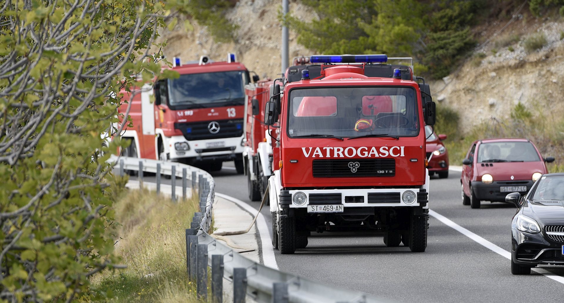 Omiš/Mimice, 28.10.2017. - Brzom intervencijom vatrogasaca požar u Mimicama je lokaliziran.
 Na fotografiji vatrogasci.
foto HINA/ Mario STRMOTIĆ/ ml
