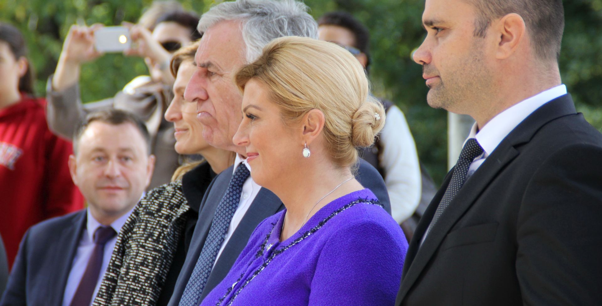 Metković, 28.10.2017. -  Predsjednica RH Kolinda Grabar-Kitarović ispred Galerije gradskog kulturnog središta, gdje je izveden kratak kulturno-umjetnički program. Na fotografiji Kolinda Grabar-Kitarović.
foto HINA/ Jure DIVIĆ/ ml